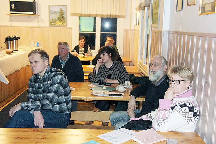 Kulttuurirahasto Kolilla. Seurojentalon apurahainfoon osallistui toistakymmentä kiinnostunutta läheltä ja kauempaakin.
