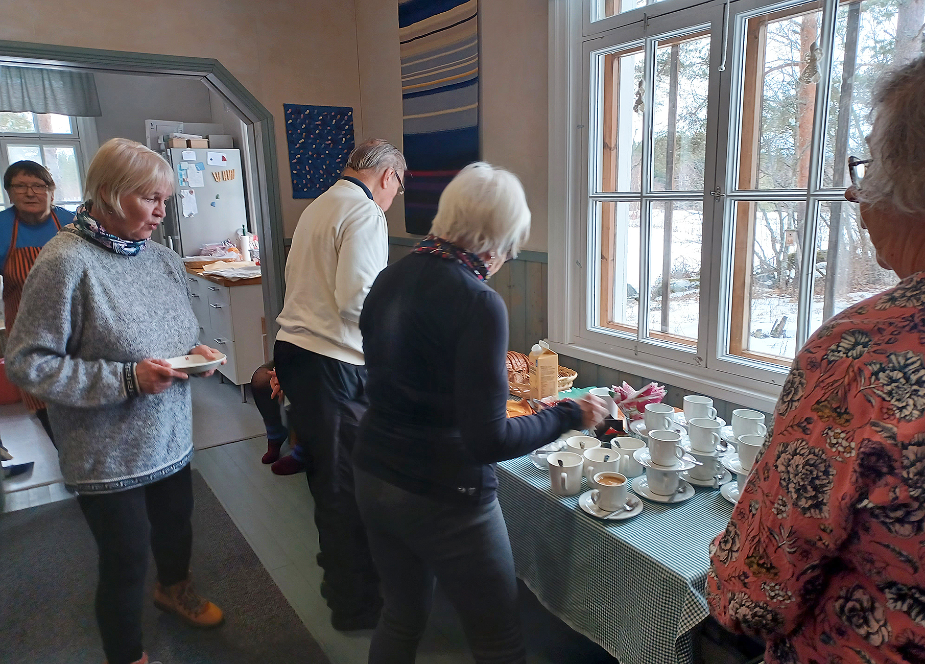 Vuokon eteläinen kyläseura tarjosi laskiaisena ulkoilua ja hernekeittoa. Kuva Ritva Väyrynen