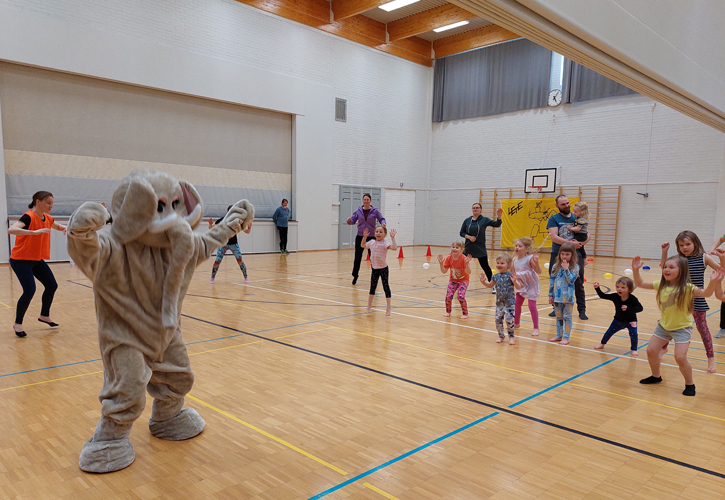 Pienempien LETEläisten vauhdikas alkujumppa Fantin kanssa.