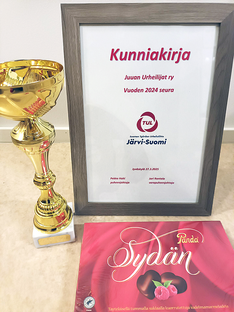 JuuU:n saama kunniakirja ja pokaali vuoden 2024 urheiluseura -tittelistä.