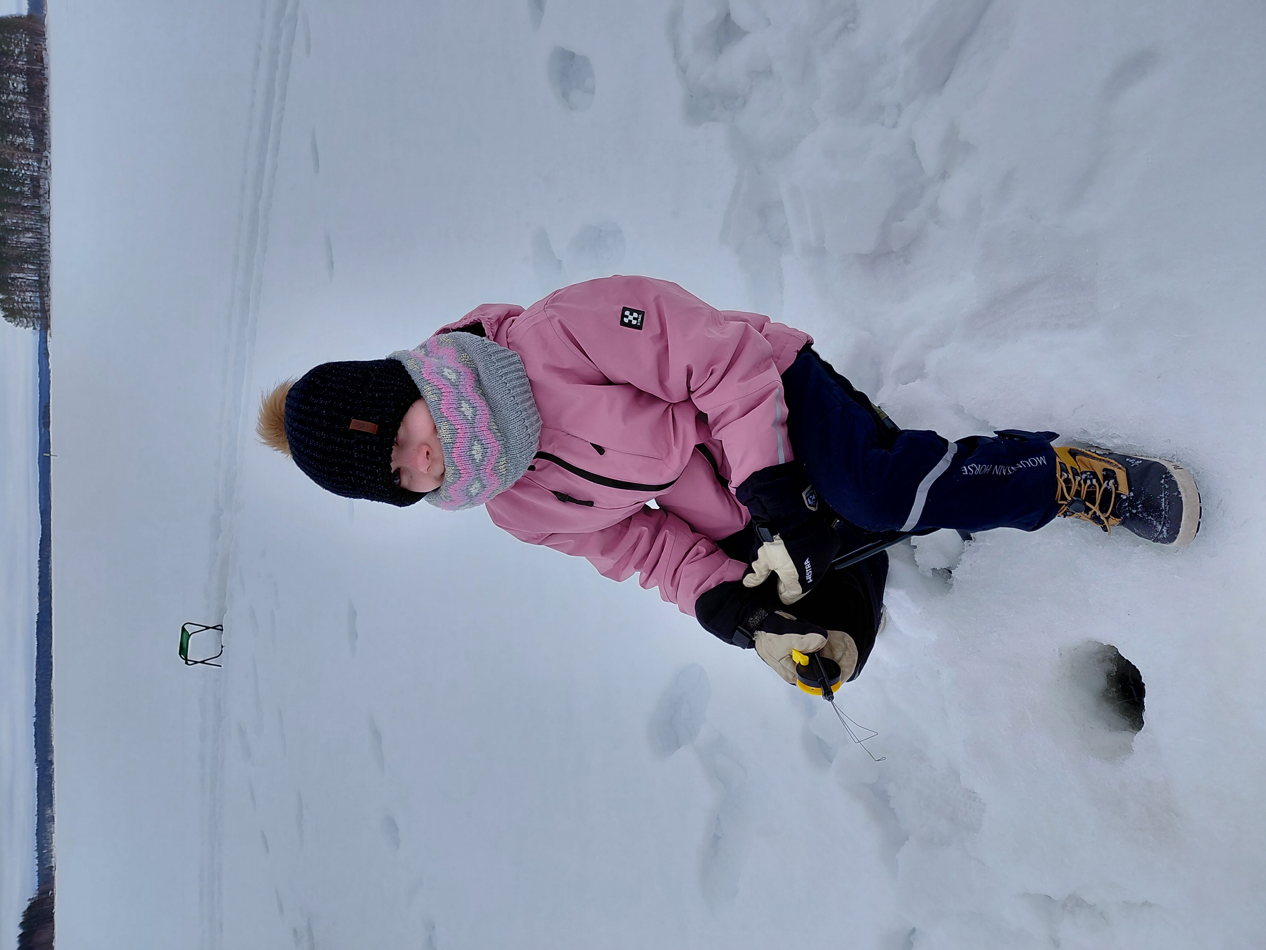 11-vuotias Isla Tervonen istuu kärsivällisesti ja odottaa. Tyttöä ei palele, koska on laittanut niin paljon päälle.
