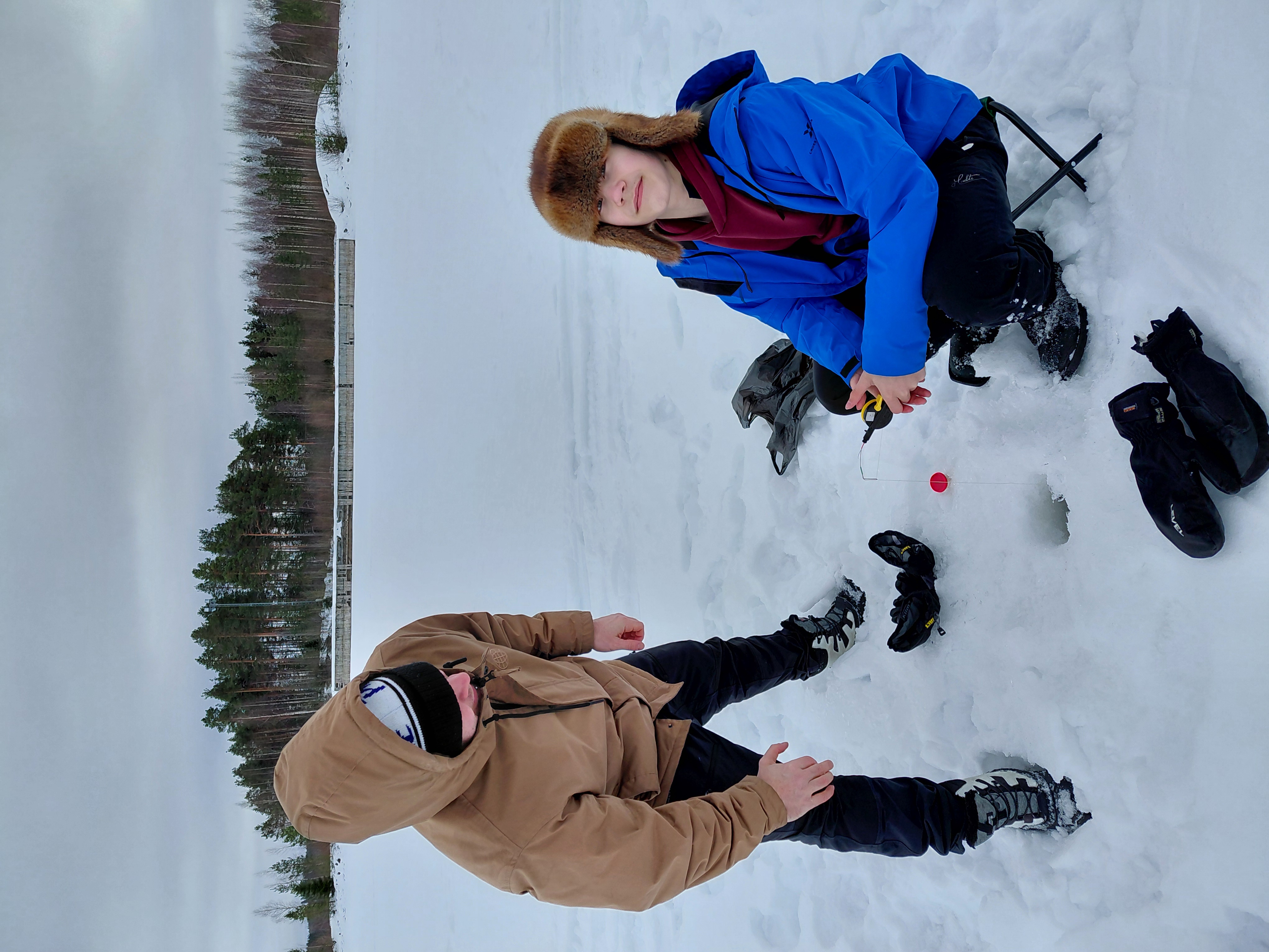 Isä Mikko Tervonen opastaa Emil Tervosta.
