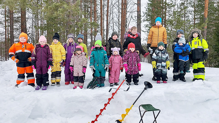 Lasten pilkkitapahtuma. Kolmattakymmentä lasta tutustui pilkkimisen saloihin Taivaanpankolla. Kuva  Pauli Pesonen
