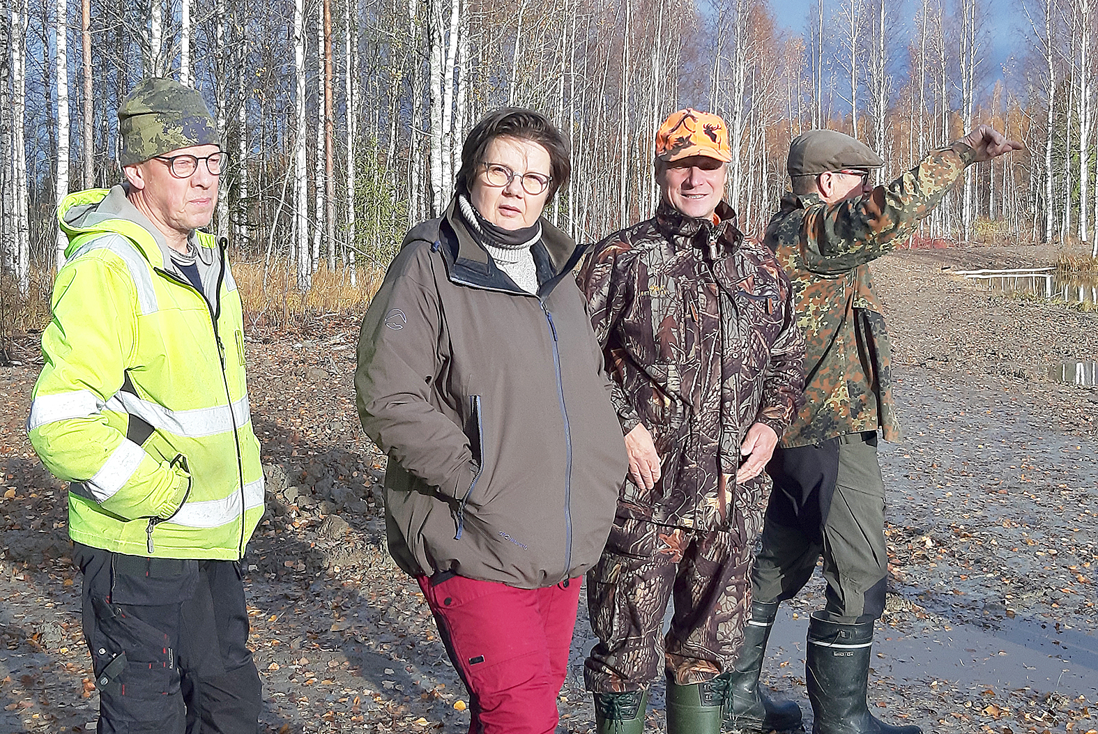 Kunnostustyöt Puhakanlahdella ovat pian valmiit. Kosteikon naapurissa asuva Osmo Oinonen, järviyhdistys Pro Höytiäisen puheenjohtaja Kirsi Karhio, Kinahmon kalaveden osakaskunnan varapuheenjohtaja Pekka Keinänen ja sihteeri Hannu Launonen keskustelivat kosteikon jatkohoidosta.