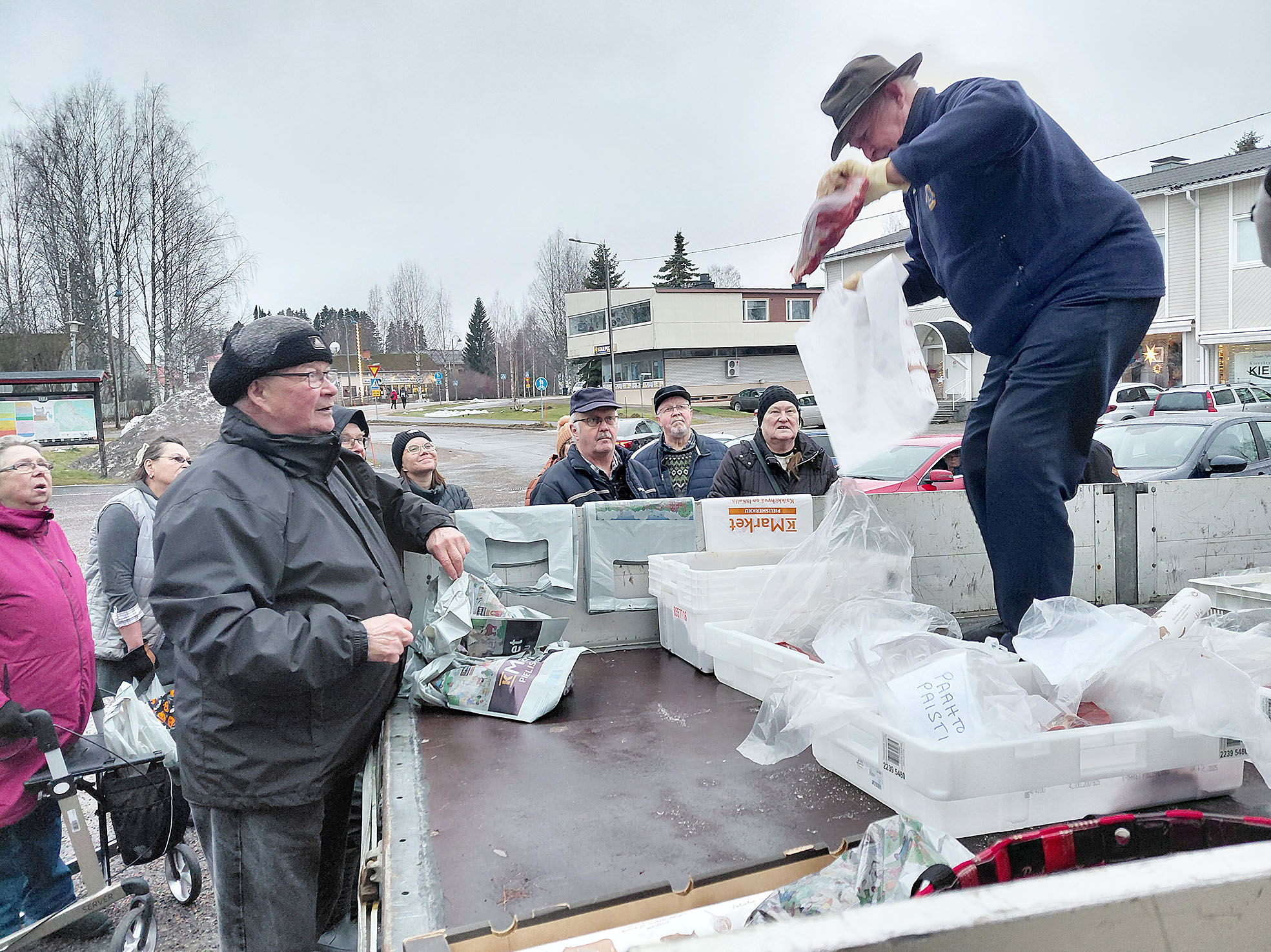 Esko Nykänen LC Juuka Ry:stä laittaa lihoja paperiin. Hannu Halonen pakkaa palat muovipussiin. Huutokaupassa moni oli paikalla ostomielellä, mutta useat kävivät vain tervehtimässä tuttavia ja kuuntelemassa ostajien kilpahuudantaa.   