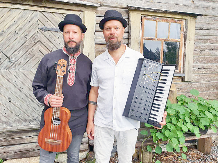 Loimolan Voima. Mika ”Miša” Saatsi ja Niko ”Miikkula” Saatsi konsertoivat Juuan kirjastolla ensi viikon perjantaina.