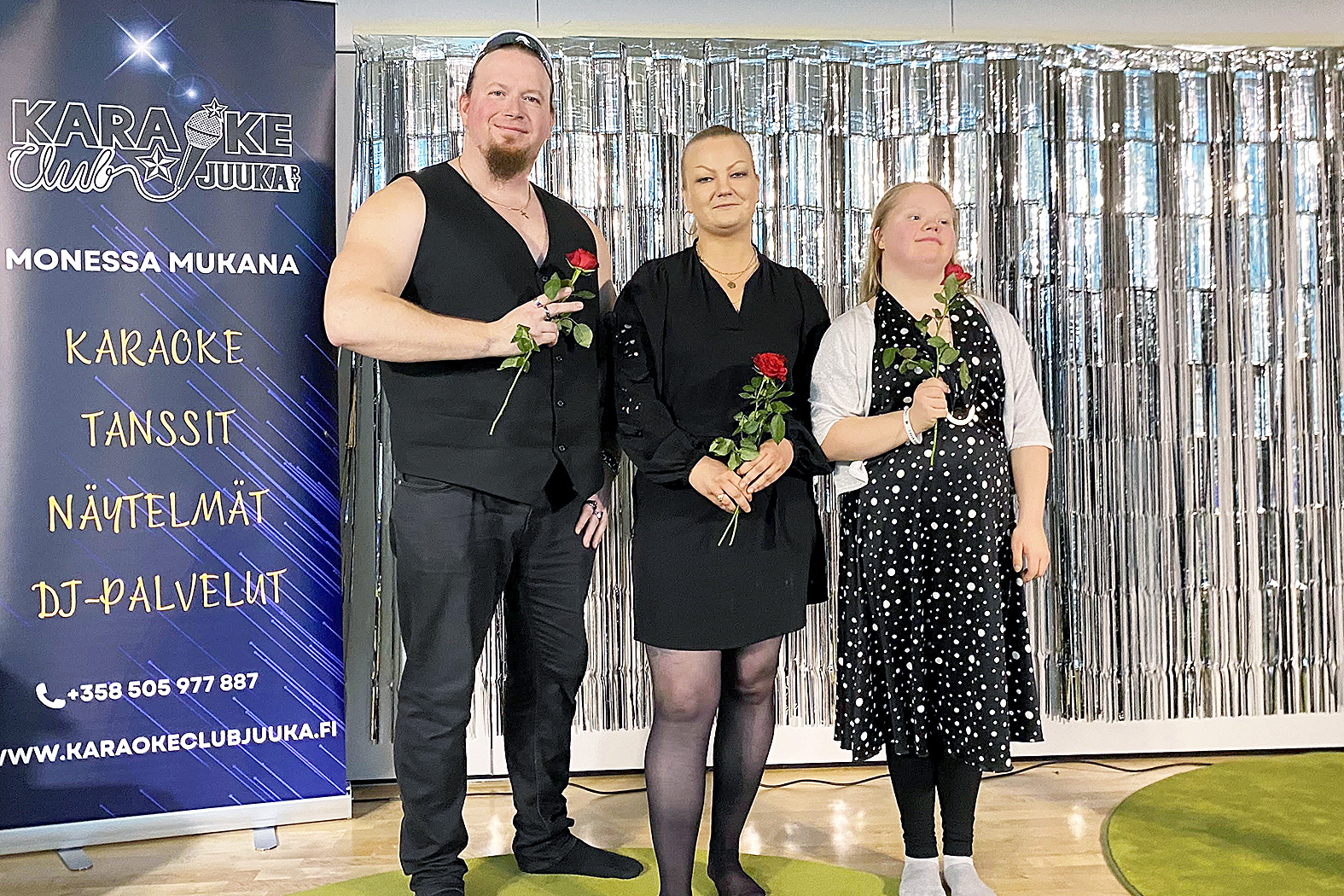 Karaoken iloa. Keskellä kilpailun voittanut Pinja Konttinen sekä toiseksi sijoittunut Selma Heikkinen (oik.) ja kolmannen sijan napannut Viki Vuokkonen.