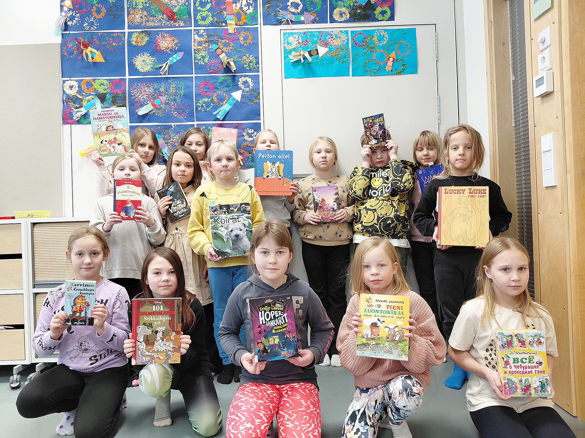 Tässä ovat meidän lempikirjamme. 2A voitti lukutempauksen lukemalla yhteensä 179 kirjaa. Luokanvalvojana superlukijaluokalla on Jaana Salmi. 


