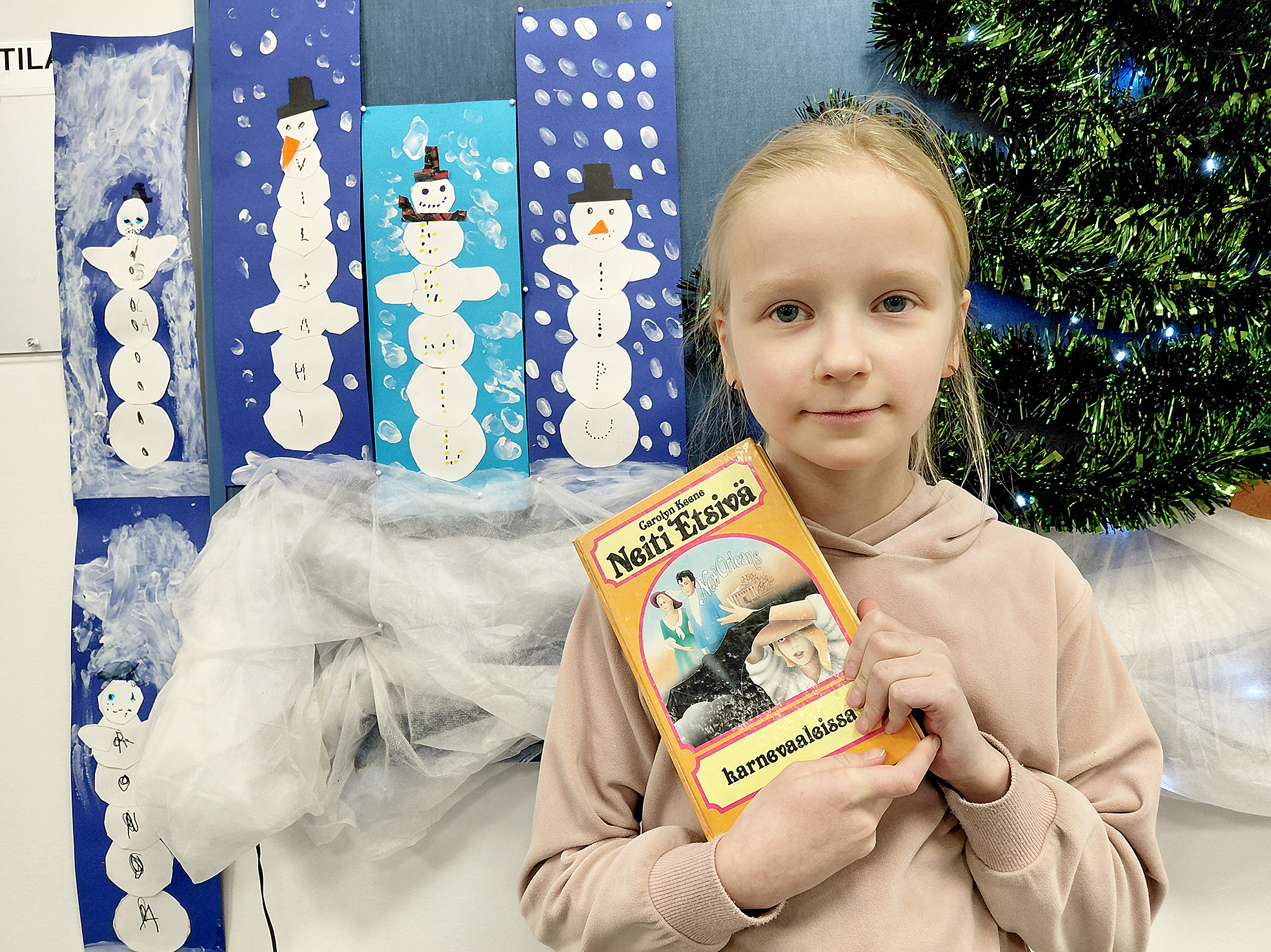 10-vuotias Aada Brelo ei viihdy kännykällä. Kirja on mukavampaa seuraa. 

