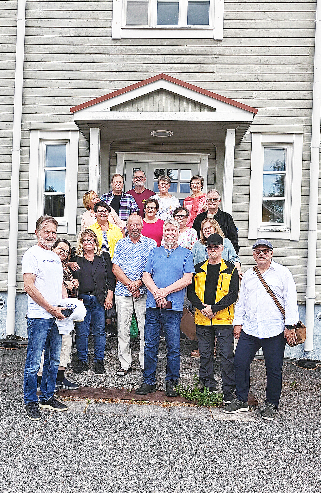 Entisen opinahjon rappusilla Vesa Pölönen (ylh. vas.), Tapio Patrikainen, Irja-Liisa Simanainen, Sirpa Sirviö, Marja-Terttu Huuhtanen (os. Toivanen) (2. rivi ylh. vas.), Riitta Vartila (os. Saarelainen), Timo Kyyrönen; Riitta Kuiri-Huovinen (2. rivi alh. vas.), Kaija Laine, Eija Pihlatie (os. Säkkinen) ja Unto Toivanen (alh. vas.), Sirpa-Liisa Pääkkönen, Inkeri Mäkitalo (os. Eskelinen), Jarmo Huuhtanen, Urpo Lehikoinen, Erkki Halonen ja Atso Vilokkinen.