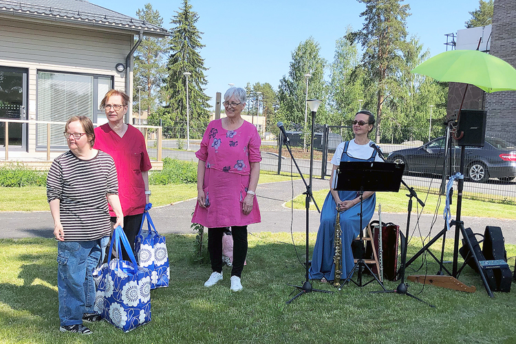 Mualismourujen tuotoilla LC Juuka/Puolisot järjesti muun muassa Poikolan pihan asukkaille kesätapahtuman ja hankki bingokoneet niin Poikolan pihaan kuin Viherkallioonkin.
