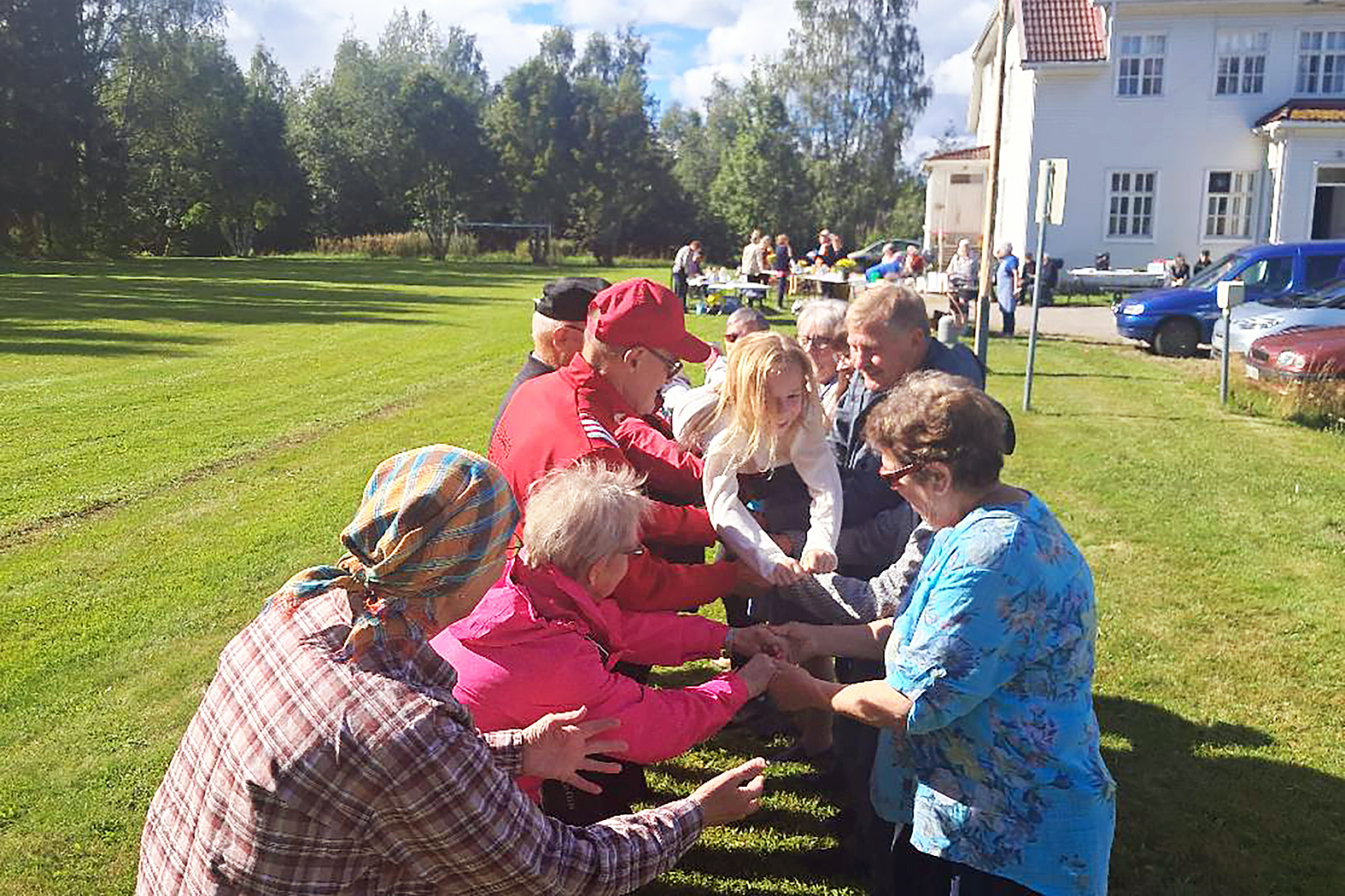 Maakuntapäivä Juuassa. Mymmeli Halosta hyppyytettiin käsivarsien päällä parinteisessä leikissä. Kuvat Pasi Karjalainen


