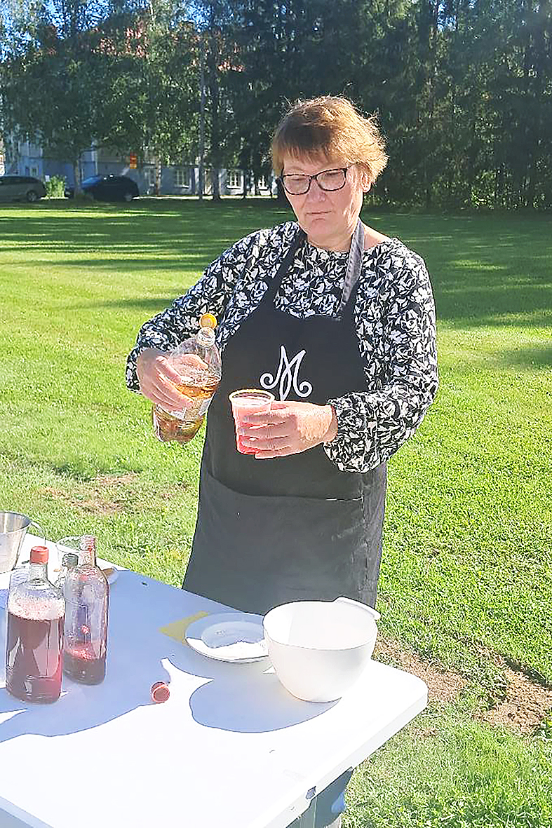 Kaisa Nykyri Juuan marttayhdistyksestä valmisti mocktaileja.
