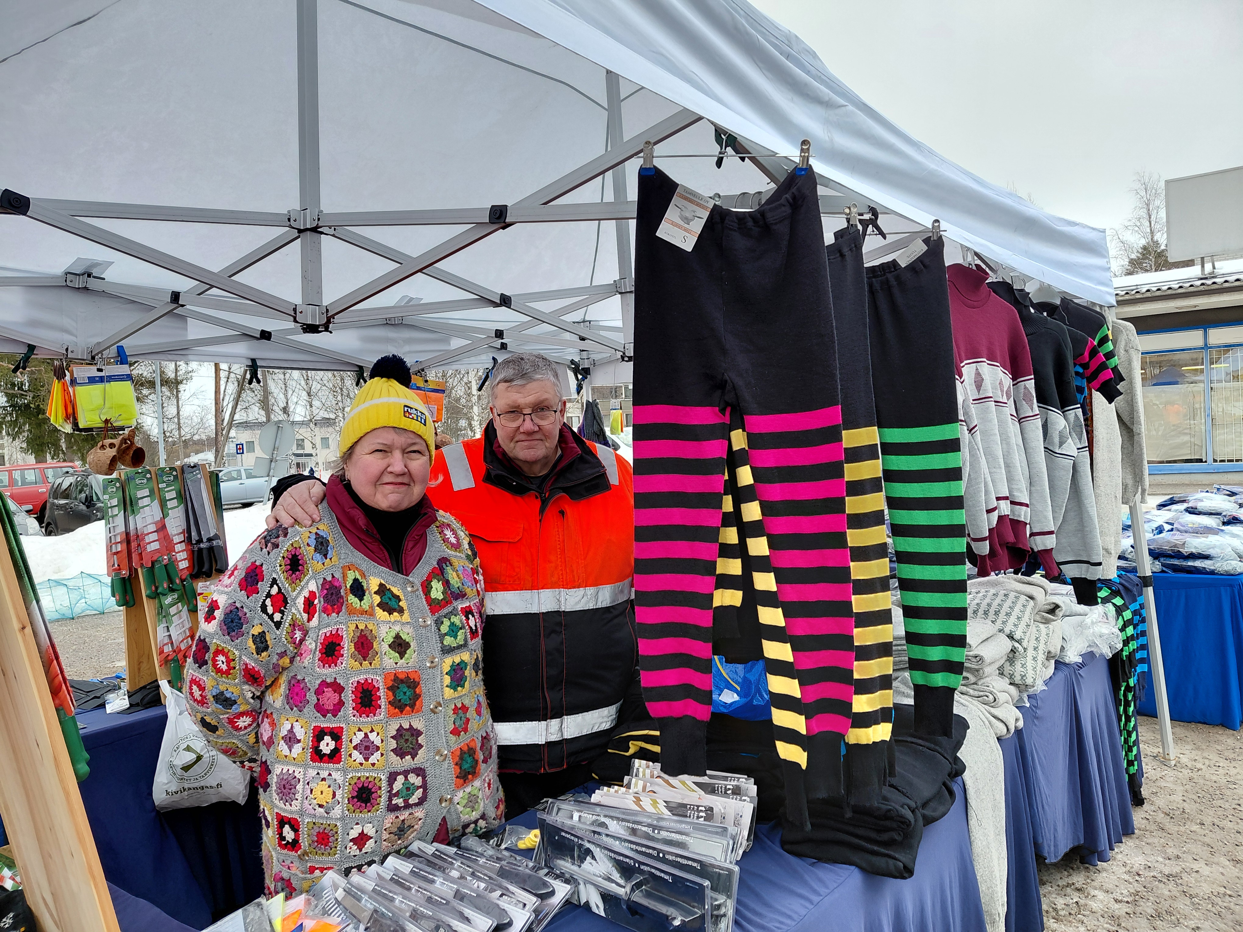 Markkinayrittäjät Leena ja Arto Mäki Orimattilasta myyvät muun muassa erikoisvalmisteisia katiskoja.
