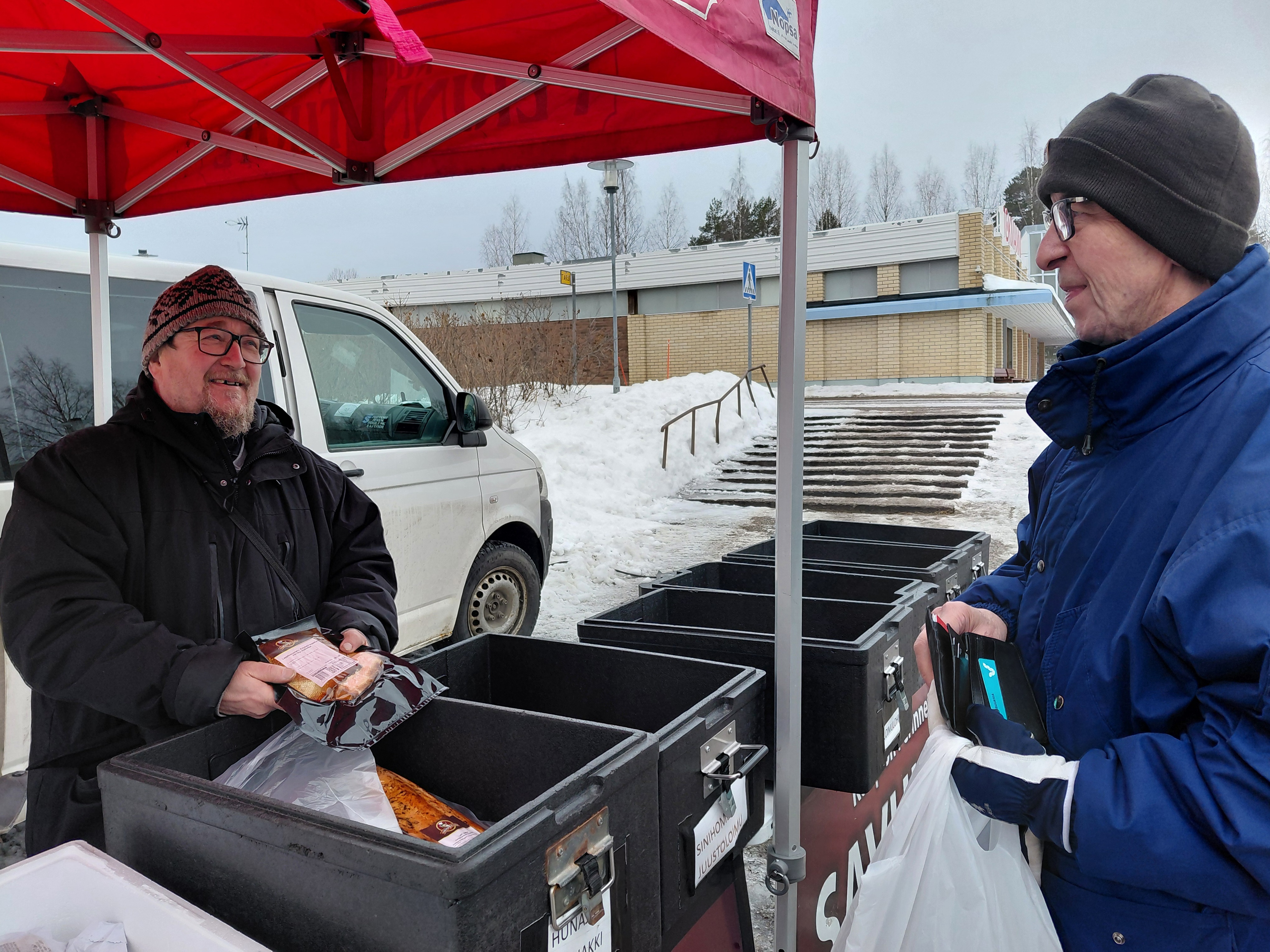 Ossi Lyytinen myi lämminsavulohta Alpo Turuselle Polvelasta.
