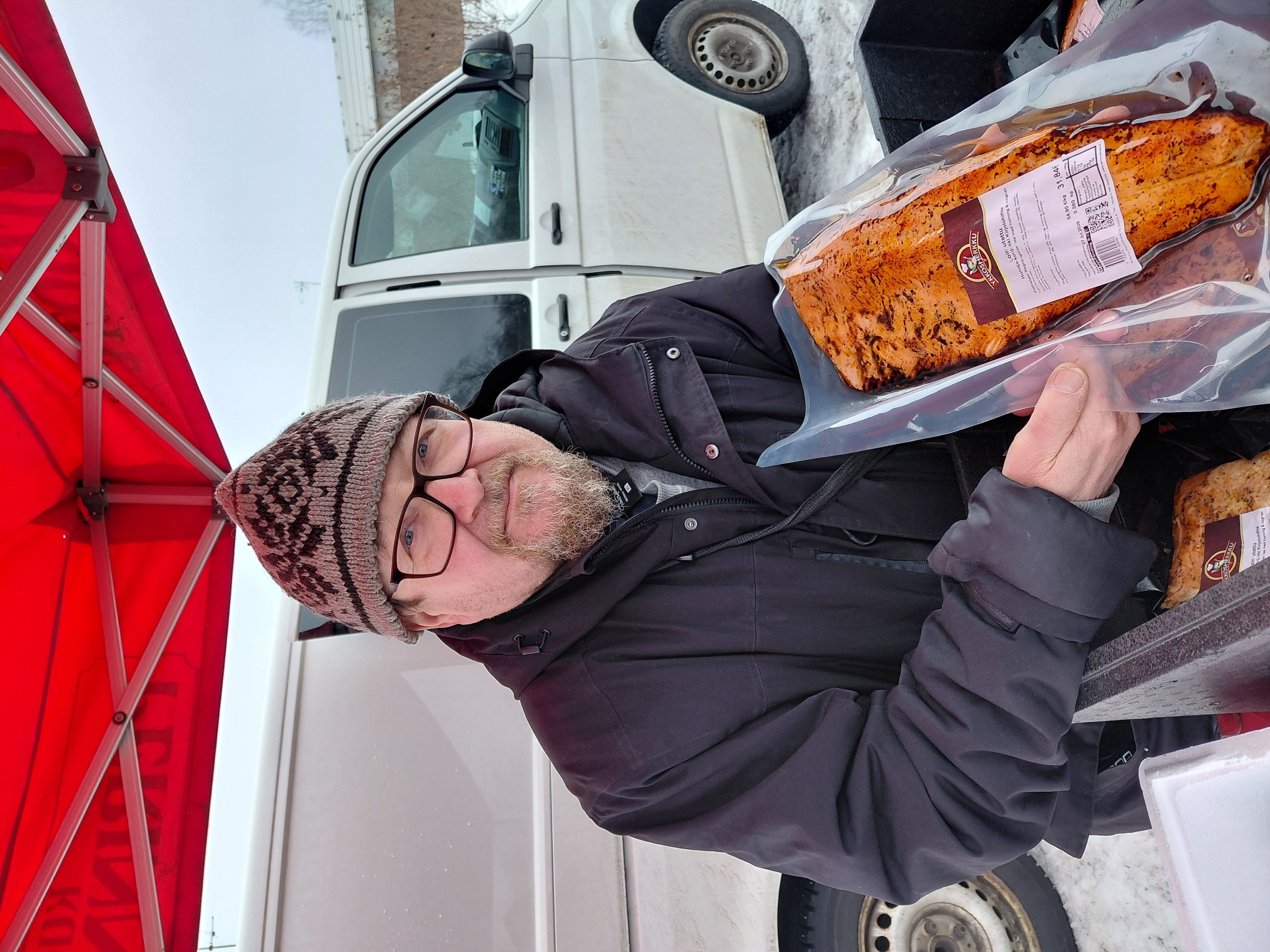 Ossi Lyytinen Kuopiosta ja hunajakonjakkiloimulohi.