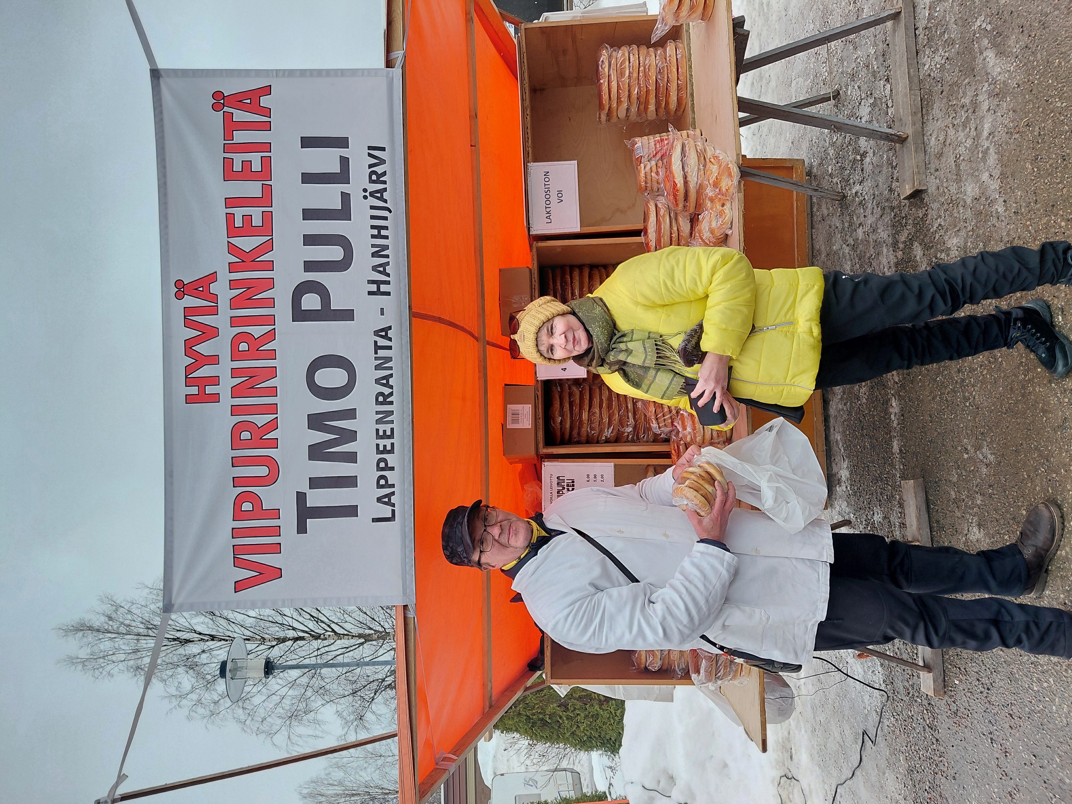 Torimyyjä Tuomo Pullin valkoinen myyntitakki on toistakymmentä vuotta vanha. Marita Eronen osti ”pakolliset” markkinarinkelit. 
