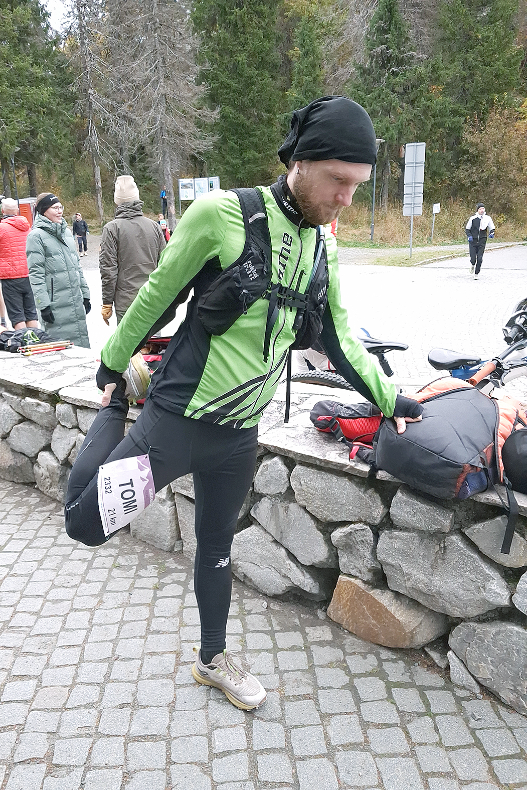 Tomi Niilorämä venytteli jäsenet vetreäksi ennen lähtöään puolimaratonille.