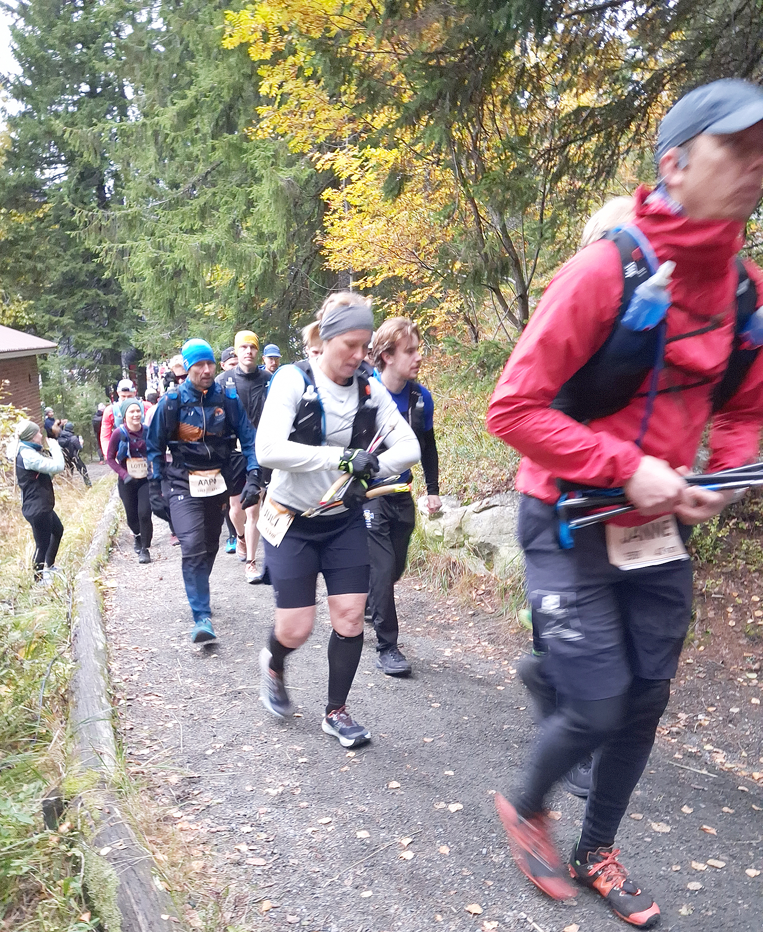 Vaarojen Maratonin 43 kilometrin matkalle lähdettiin hyvissä tunnelmissa aamuyhdeksältä.