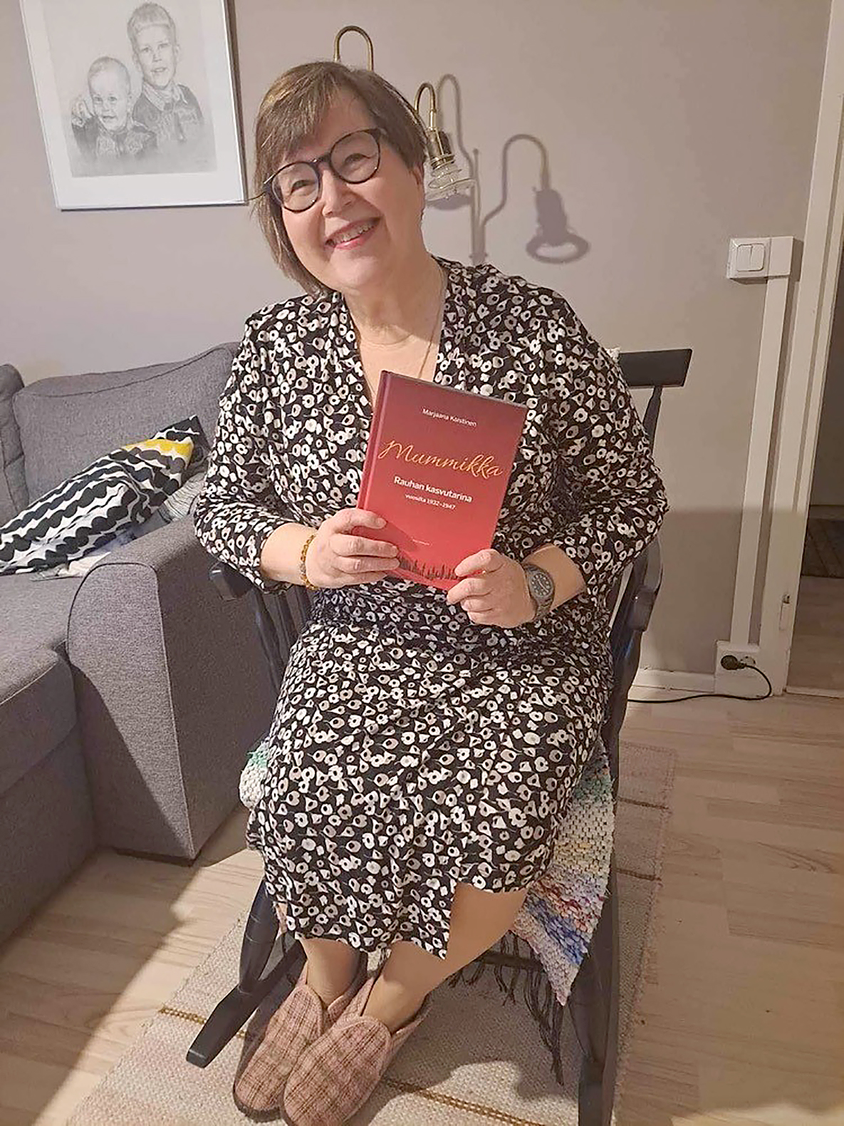 Marjaana Koistinen on tyytyväinen saatuaan valmiiksi äitinsä tarinan. Kirja kertoo kadonneesta kulttuurista. Kuva: Juhani Purmonen