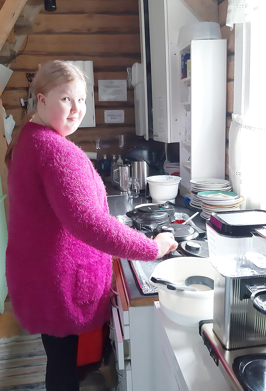 Juhannuksena avatussa Martonvaaran kesäkahvilassa työskentelee tuopanjokelainen Aino Kukkonen.