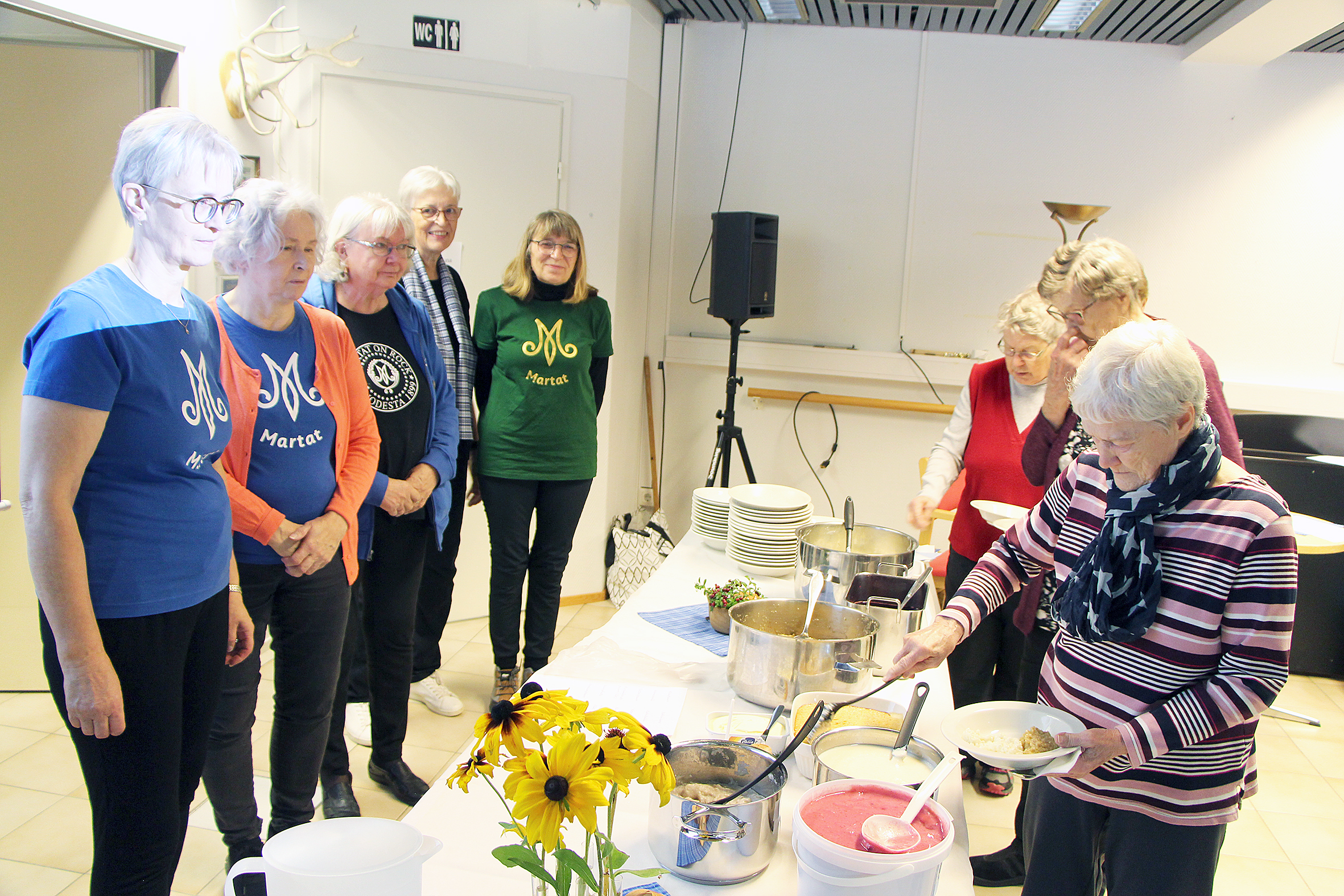 Juukalaisten martta-aktiivien Leena Halosen (vas.), Marjatta Martikaisen, Tuula Ikonen-Graafmansin, Pirjo Halosen ja Carmen Bahlon tarjoamat puurot tekivät kauppansa Ellinkulman puuropäivässä.