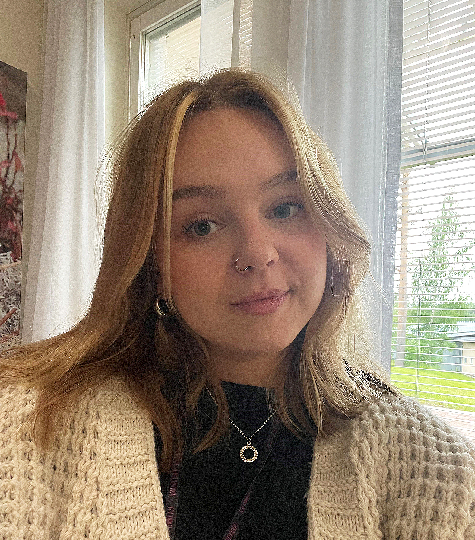 Juukalainen Vivi Korhonen opastaa matkailijoita ja paikallisia tutustumaan Kivikeskukseen ja Juuan alueeseen laajemminkin unohtamatta Kolia.