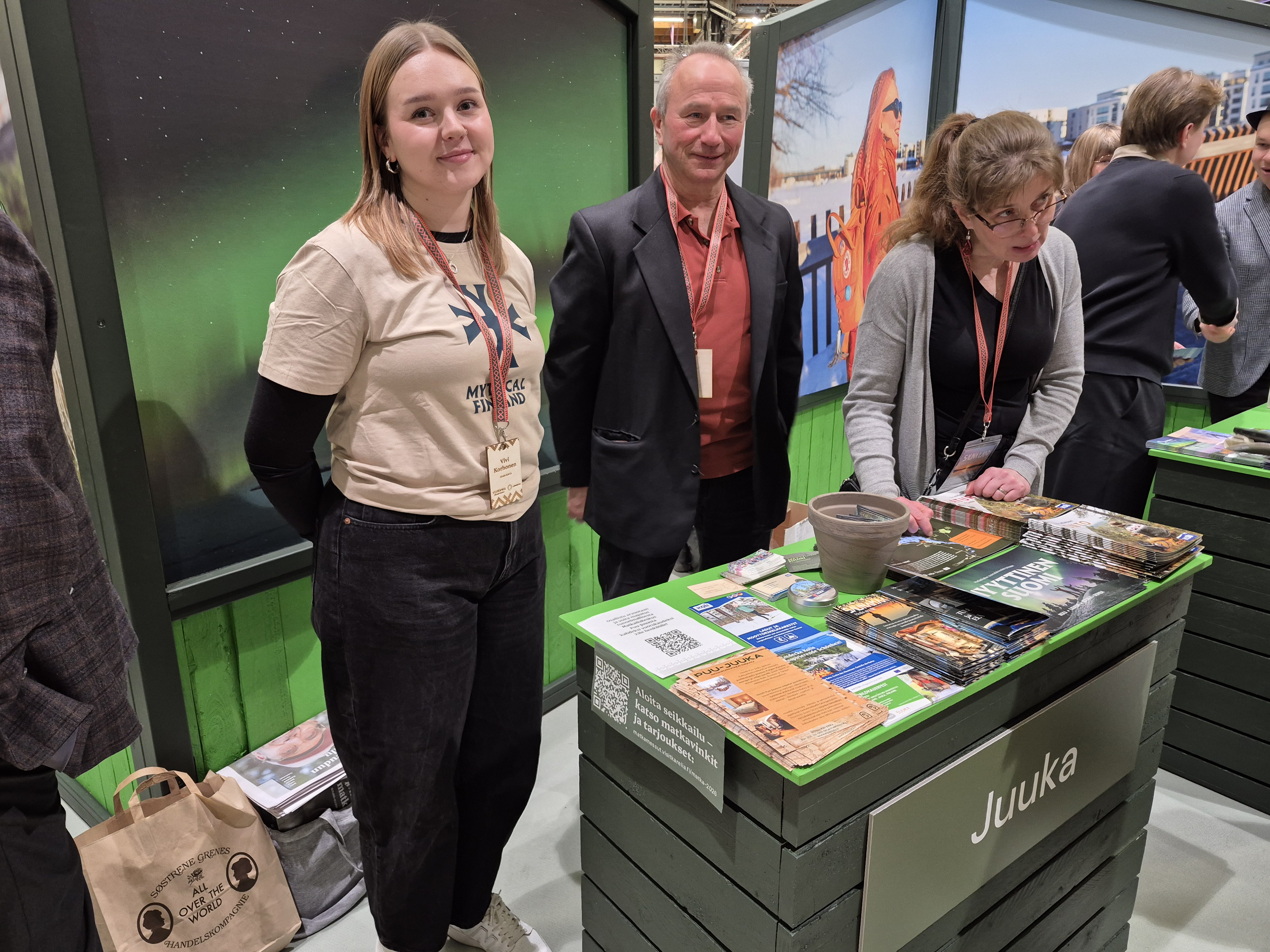 Matkamessut Juuan esittelypiste Vivi Korhonen, Keijo Tuononen ja Virpi Matilainen. Kuva Jari Karjalainen.