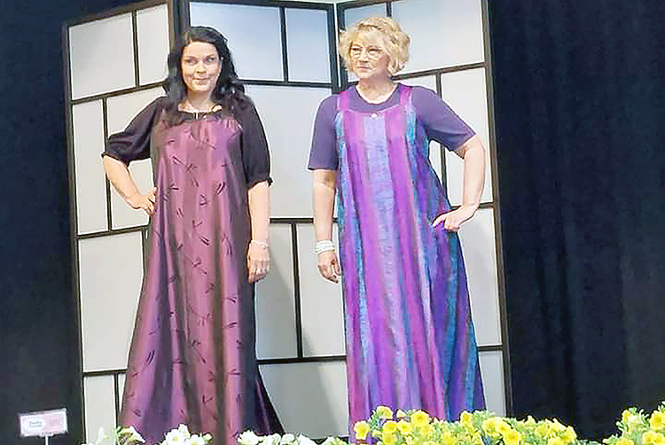 Jaana Väyrynen ja Maarit Primetta muotinäytöksessä.