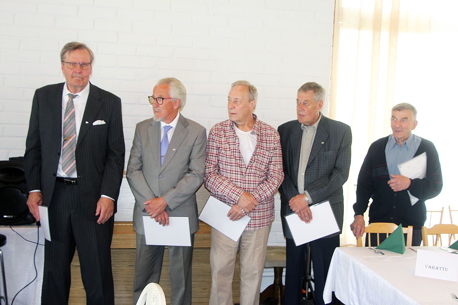 Hopeiset ansiomerkit saivat Timo Vuorinen (vas.), Tapio Vartiainen, Antero Rahkola, Matti Hara ja Aulis Parviainen sekä estyneenä juhlasta ollut Martti Räikkönen.