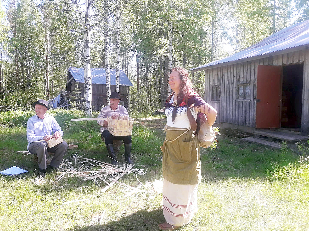Minnamari Harpela esiintyi pääosassa elokuvassa, joka kertoi rajan takaan Juukaan saapuneesta Ellistä. Pärekoreja elokuvassa punovat Tauno Nekkonen ja Jari Hyykky. Kuva Pentti Kallinen.