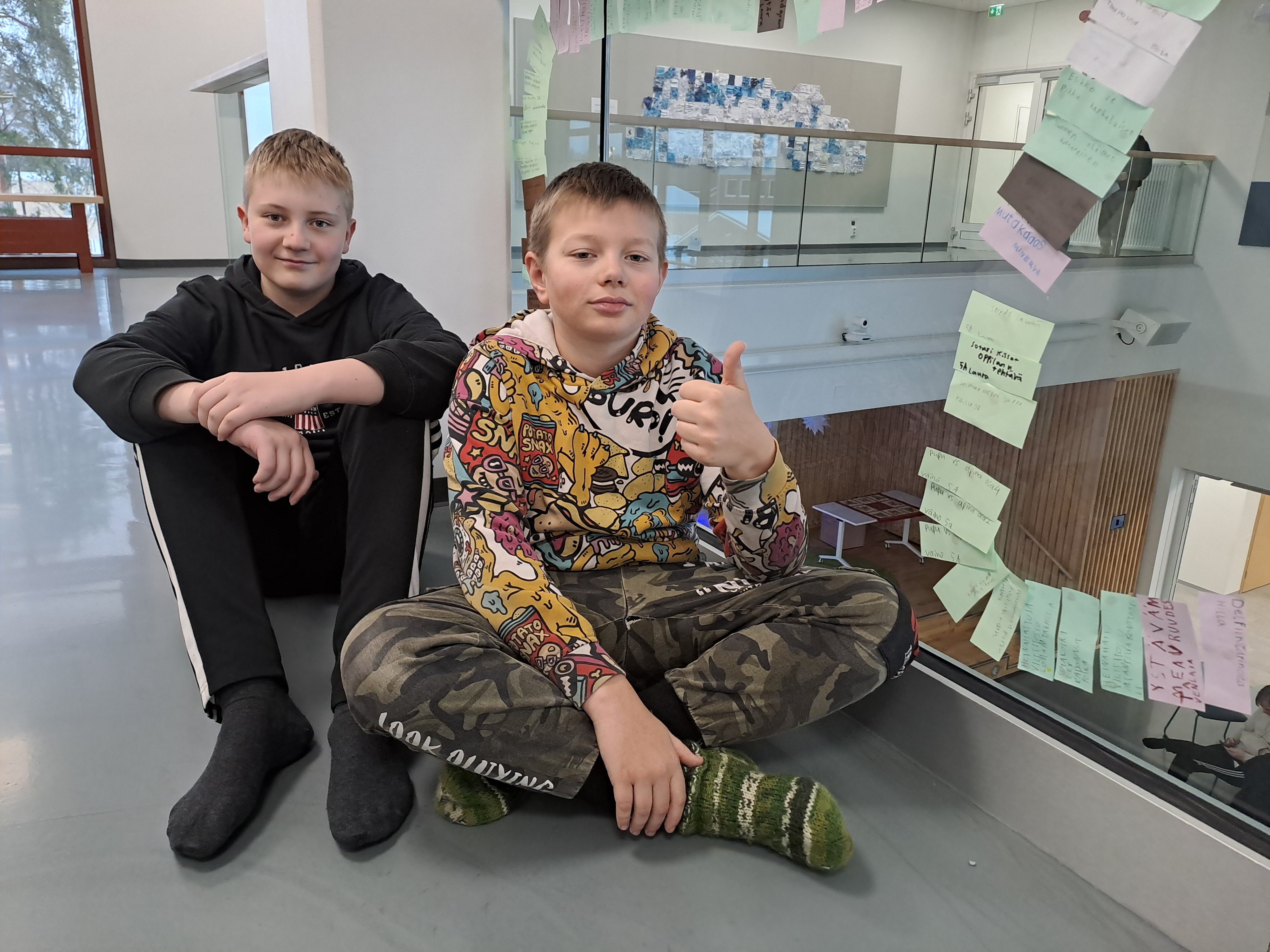 

Eetu Louhelainen ja Leo Gröhn lukevat koulussa ja joskus myös kotona. 



