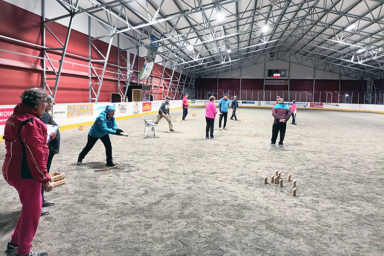 Yömölkkyä aamuyöllä. Liikettä 24H -tapahtuman Yö-mölkyssä pelit olivat käynnissä aamuyöllä hieman ennen kello neljää. 
