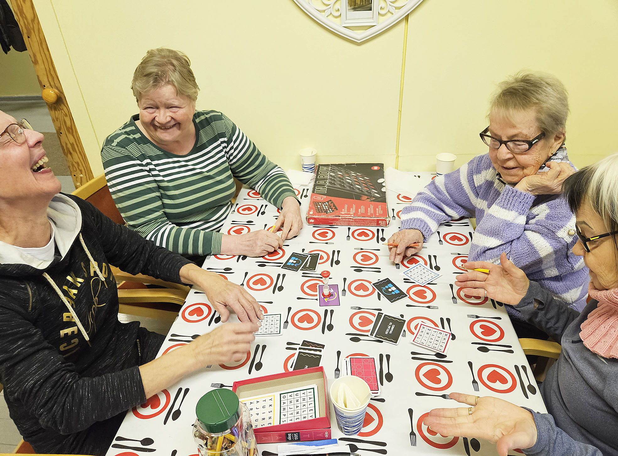 

Marja-Leena Vepsäläinen, Pirjo Kirjavainen, Hilkka Lampinen ja Sirkka Tanskanen sanabingon parissa. Välillä naurattaa koko peli, pitäisi olla nopeat hoksottimet, vaan eihän se aina onnistu. 