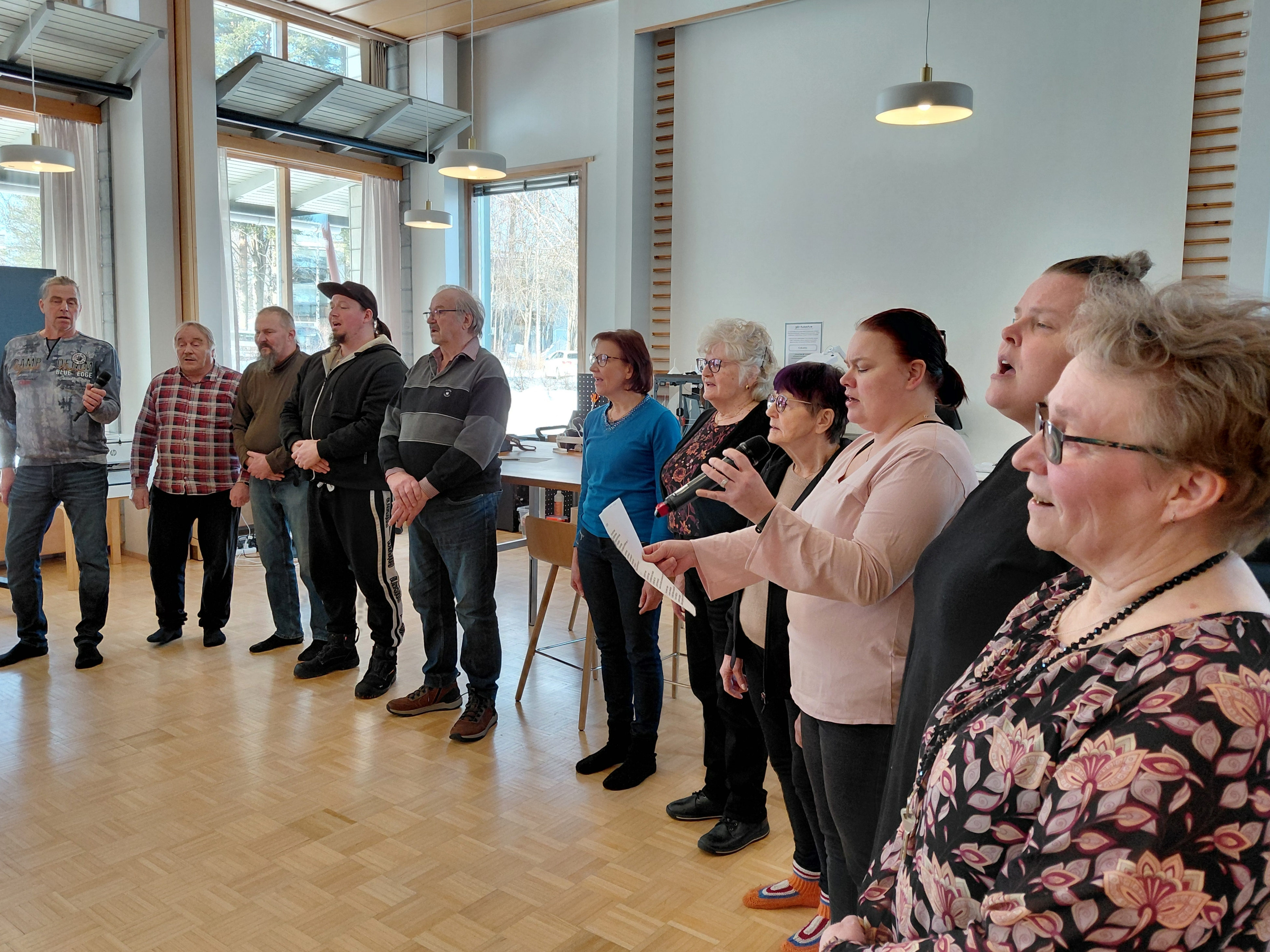 Konsertin lopuksi kurssilaiset laulavat yhdessä Exoduksen. Huomio. Kuva on otettu harjoituksista Digituvalta ilman lavasteita ja roolivaatteita.