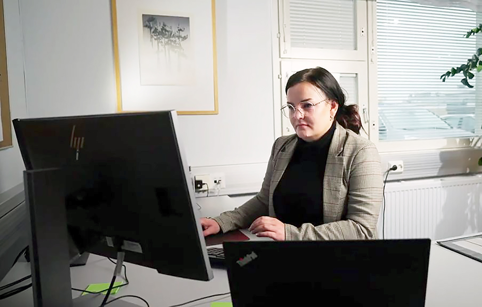Minna Ikonen on Vuoden Myyntitykki 2024. Suomen Paikallismediat Oy:n hallituksesta koostuva valintaraati painotti valinnassaan myyjän tuloksellisuutta, innovatiivisuutta, asennetta sekä rohkeutta toteuttaa uusia ideoita. Kuva Hannu Putkuri.