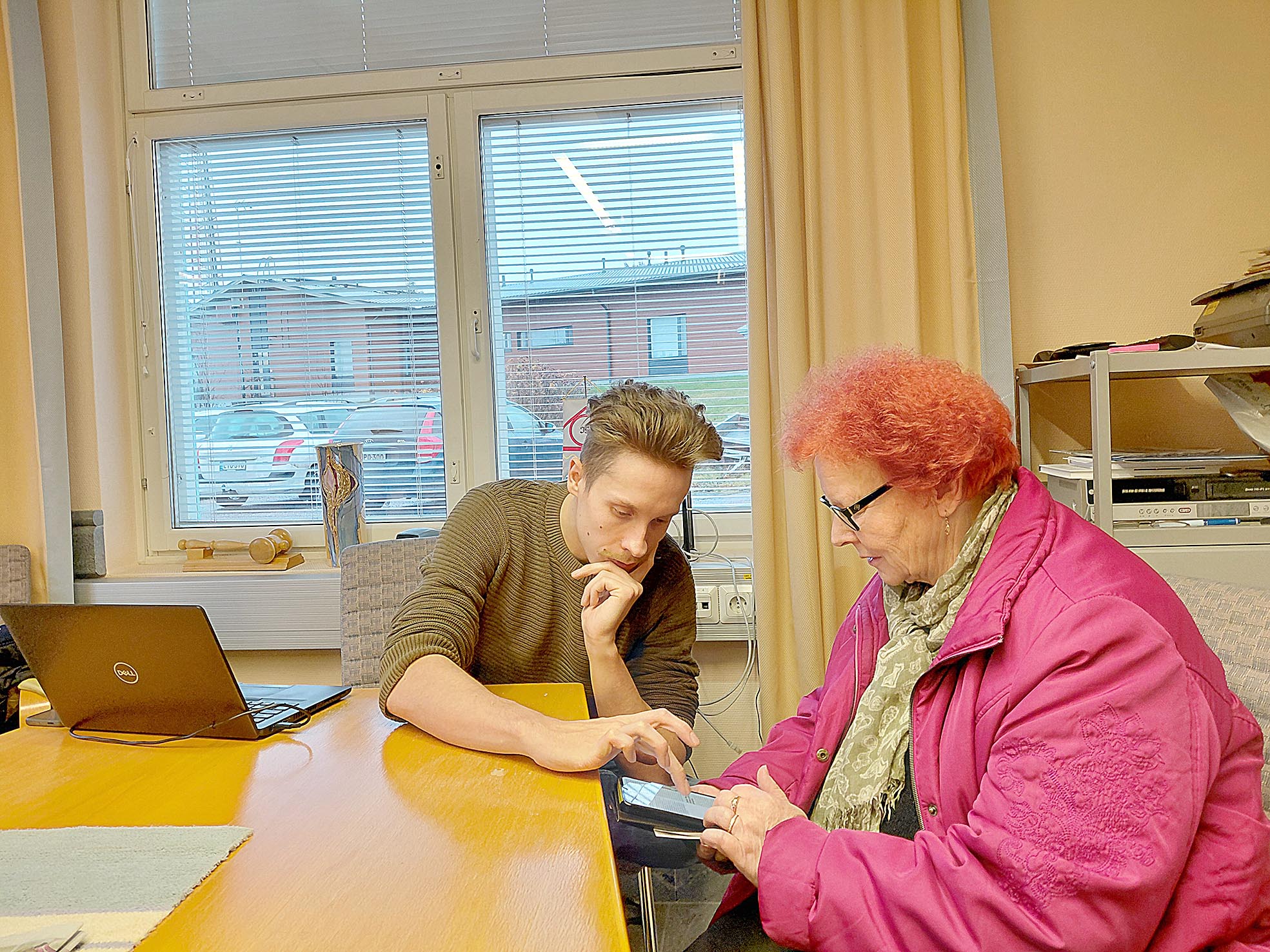 Kehitysasiantuntija Marko Kasurinen avitti Pirjo Lappalaista Vaarojen Sanomien näköislehden kanssa.