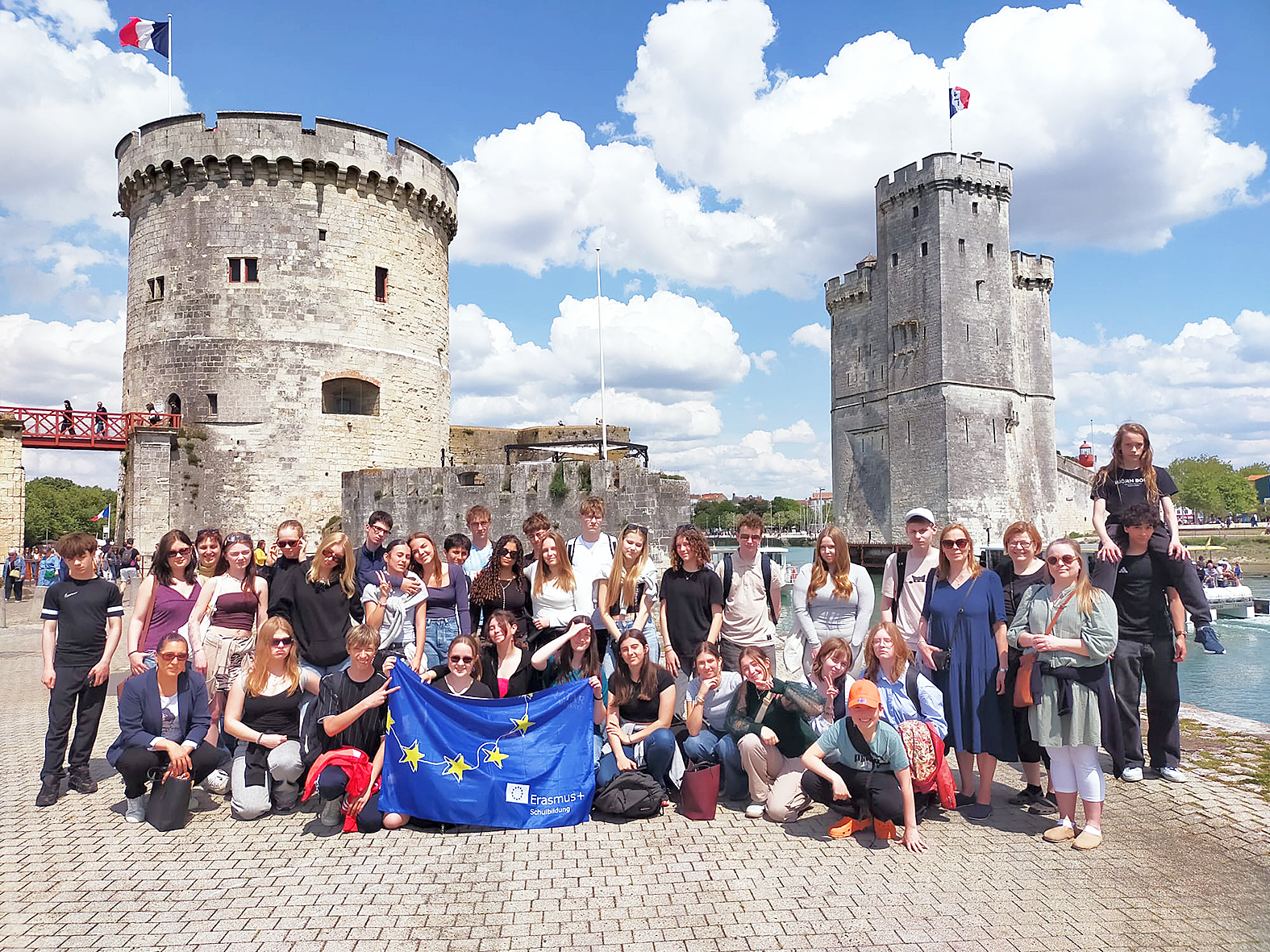 Erasmus ryhmäkuva La Rochellen maisemissa.