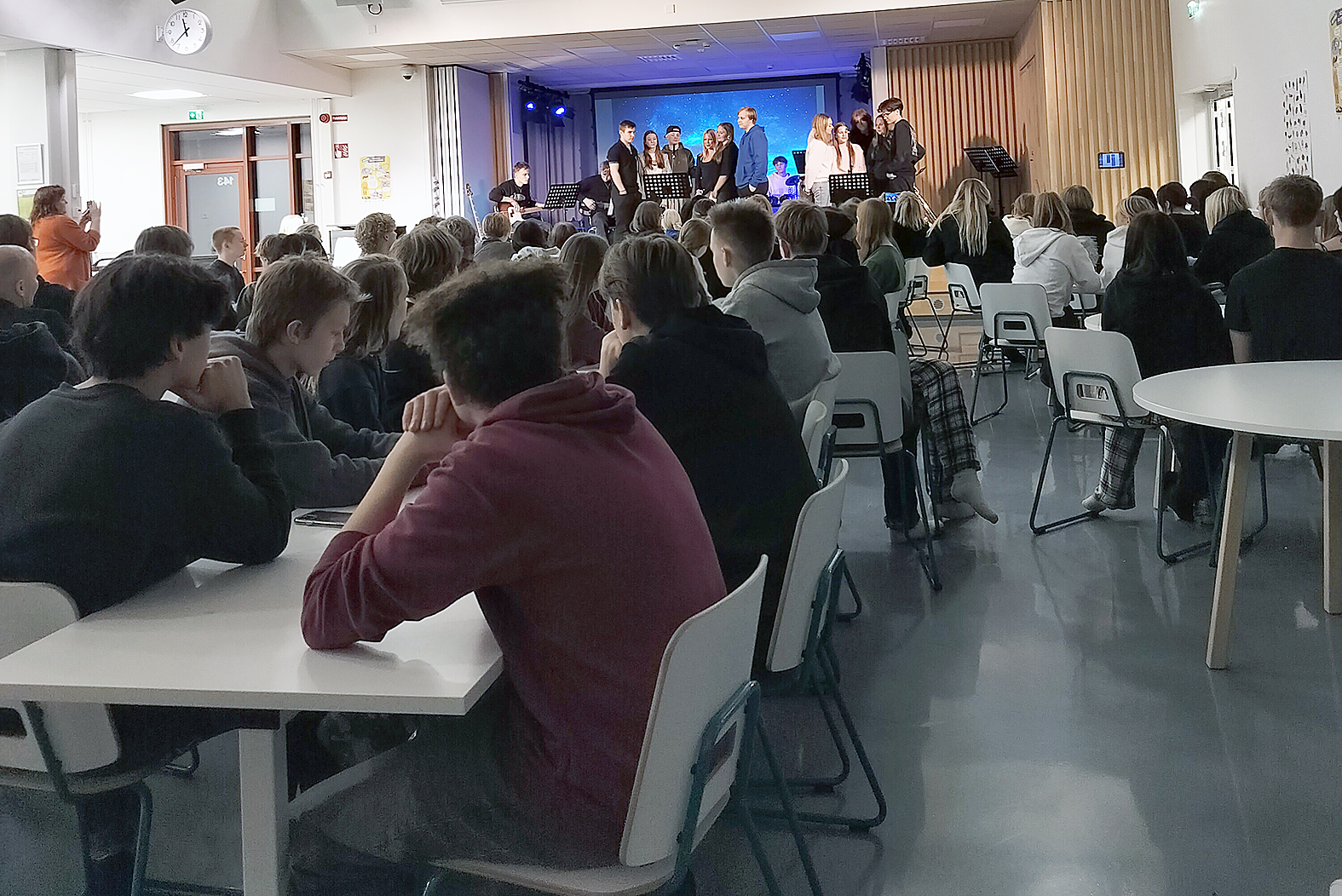 Yökoulu päättyi pieneen konserttiin.