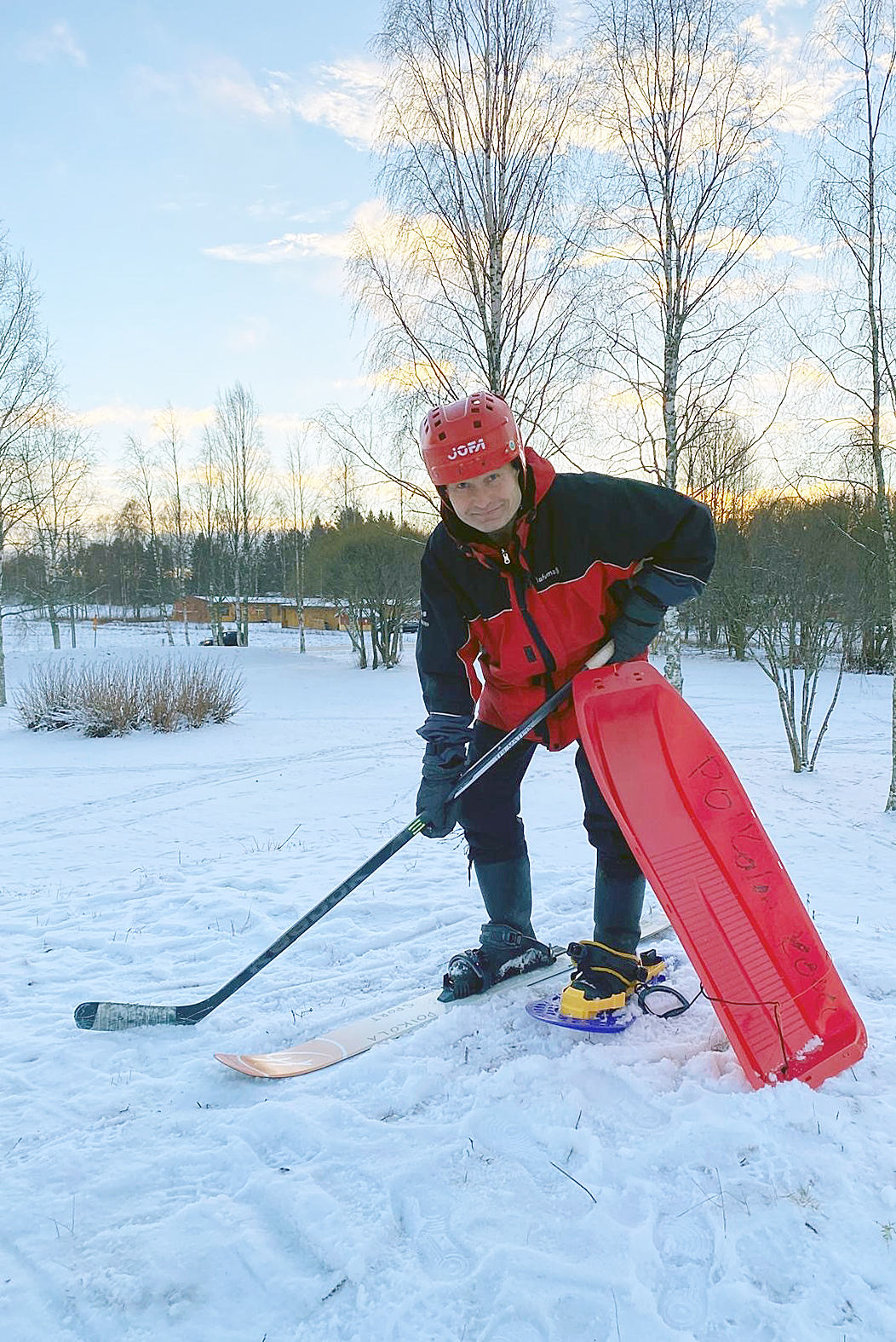 Pekka Huisko esittelee talviliikunnan lähes rajattomia mahdollisuuksia. Kun mielikuvitus on mukana, talviliikuntaa voi toteuttaa monella hauskalla tavalla. Kuva Karla Tolvanen 