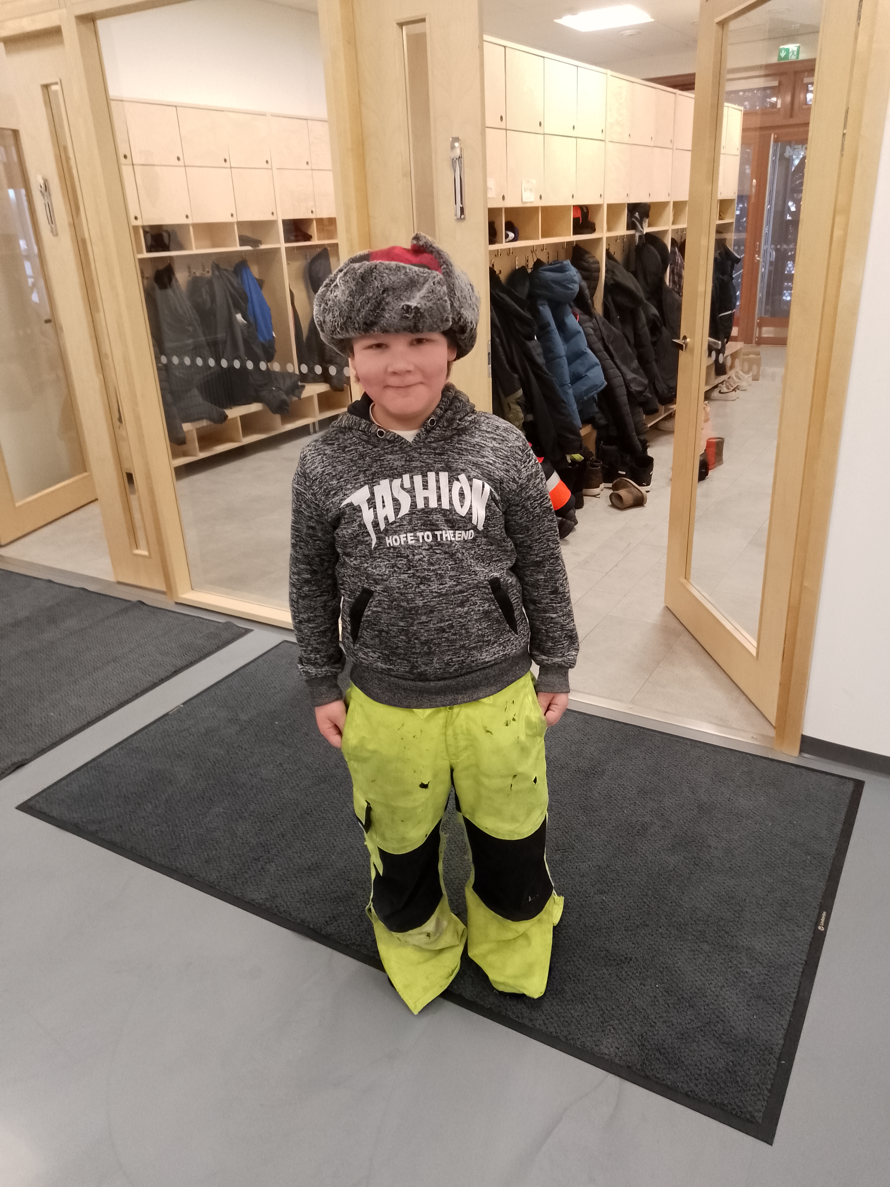 
4B–luokalla opiskeleva Leevi Korkalainen on tyytyväinen käyttämäänsä karvalakkiin.