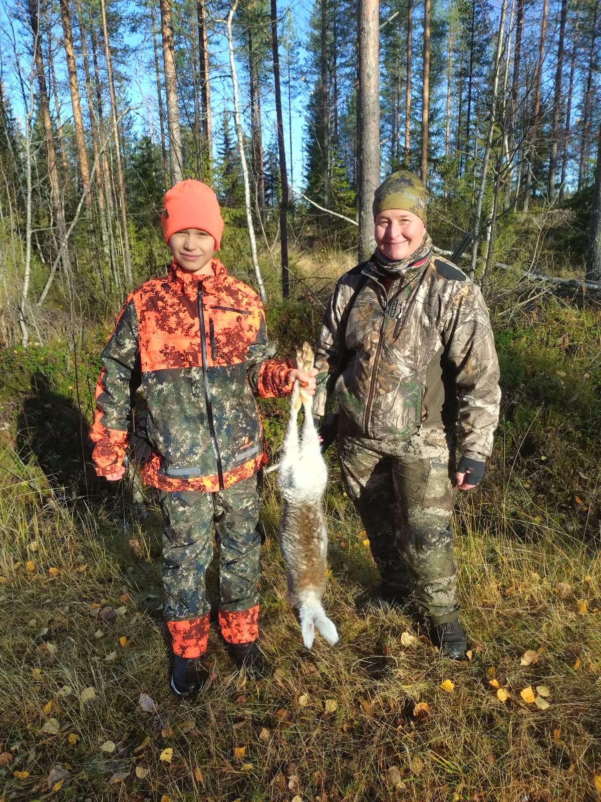 Niina Kettusen siskonpoika
Onni sai jänismetsällä Niina
Kettusen kanssa saalista. Kuva:
Markku Pennanen