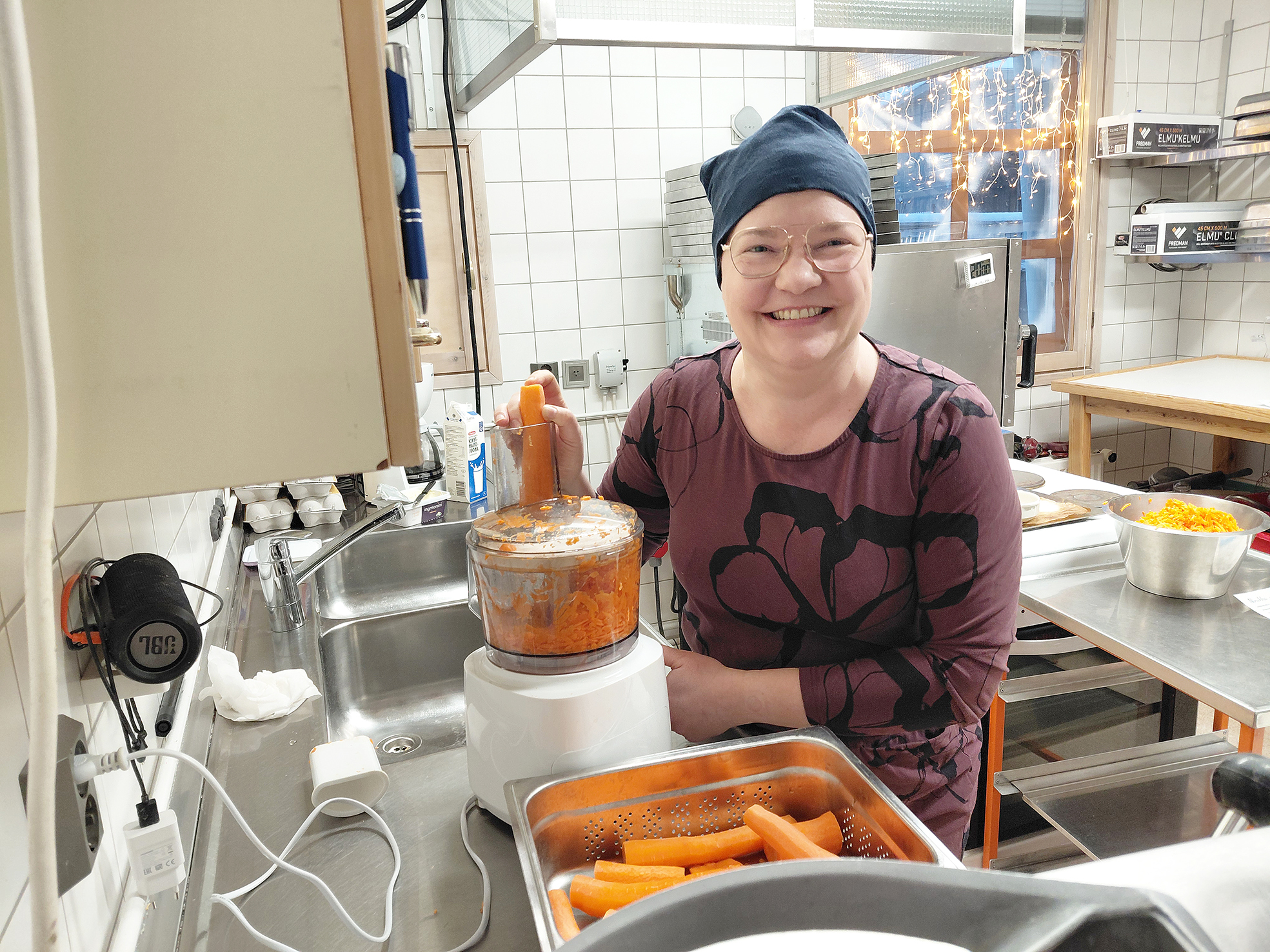 Ninukan yrittäjä Sini Ryynänen tekee maittavaa porkkanaleipää.