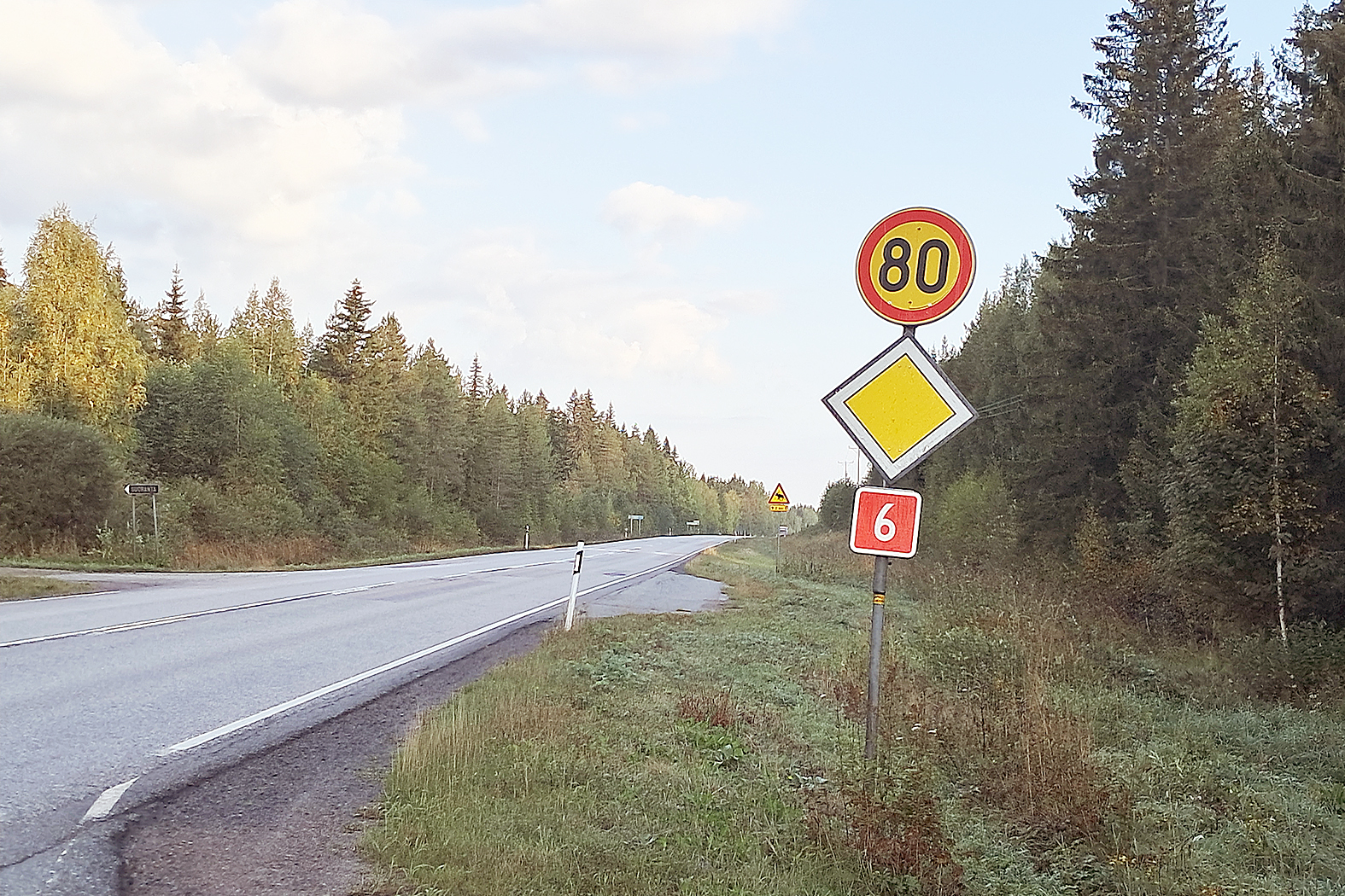 Kuutostien nopeusrajoitus Ahmovaarasta pohjoiseen säilyy 80 kilometrinä tunnissa, kunnes sähkökaapelikaivun jälkityöt ovat valmistuneet.