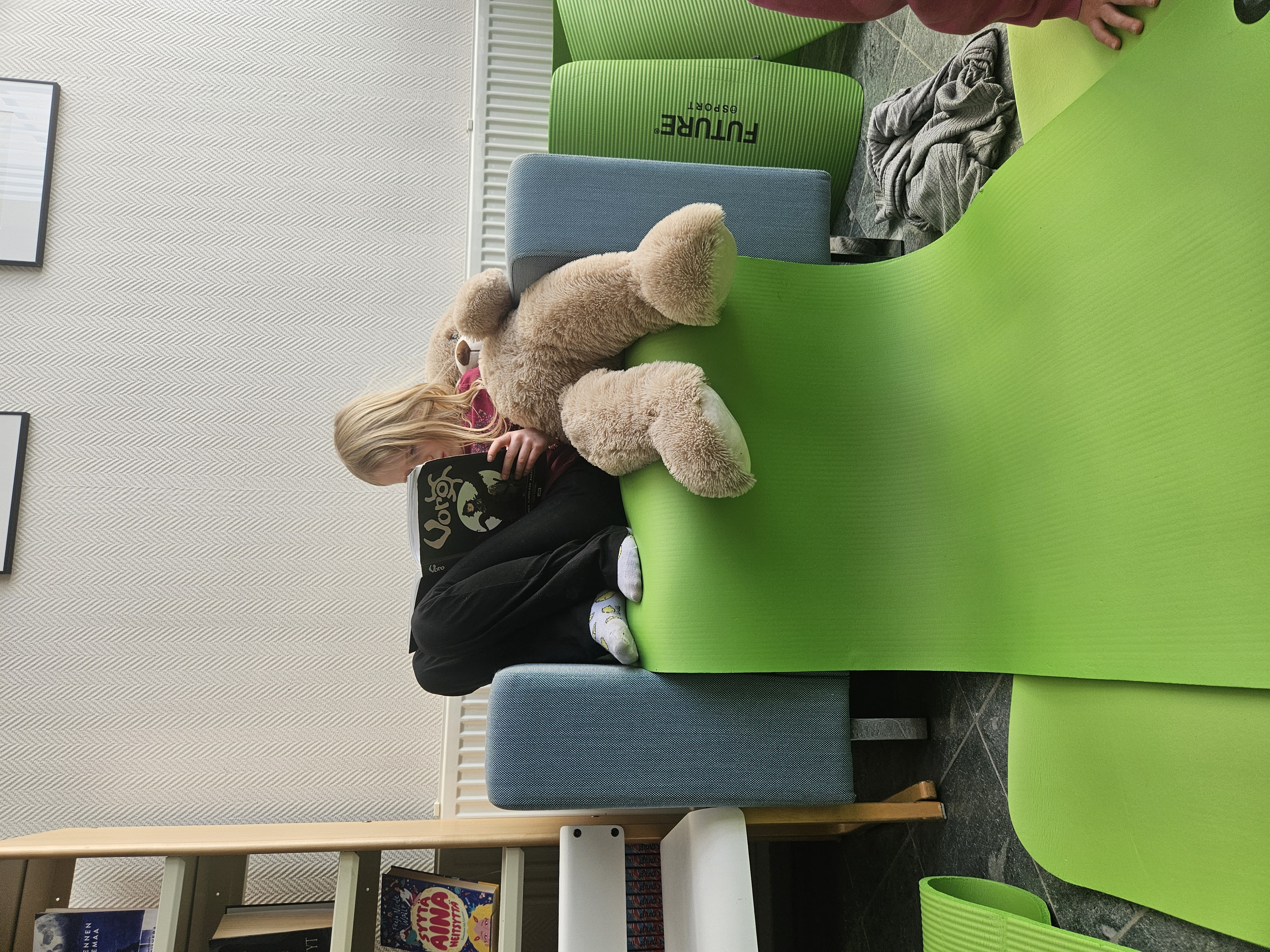 Nuku yö kirjastossa 8-vuotias Kerttu Virrantalo Joensuusta lukee lempikirjaansa. Kuva: Jemina Mäkipuro