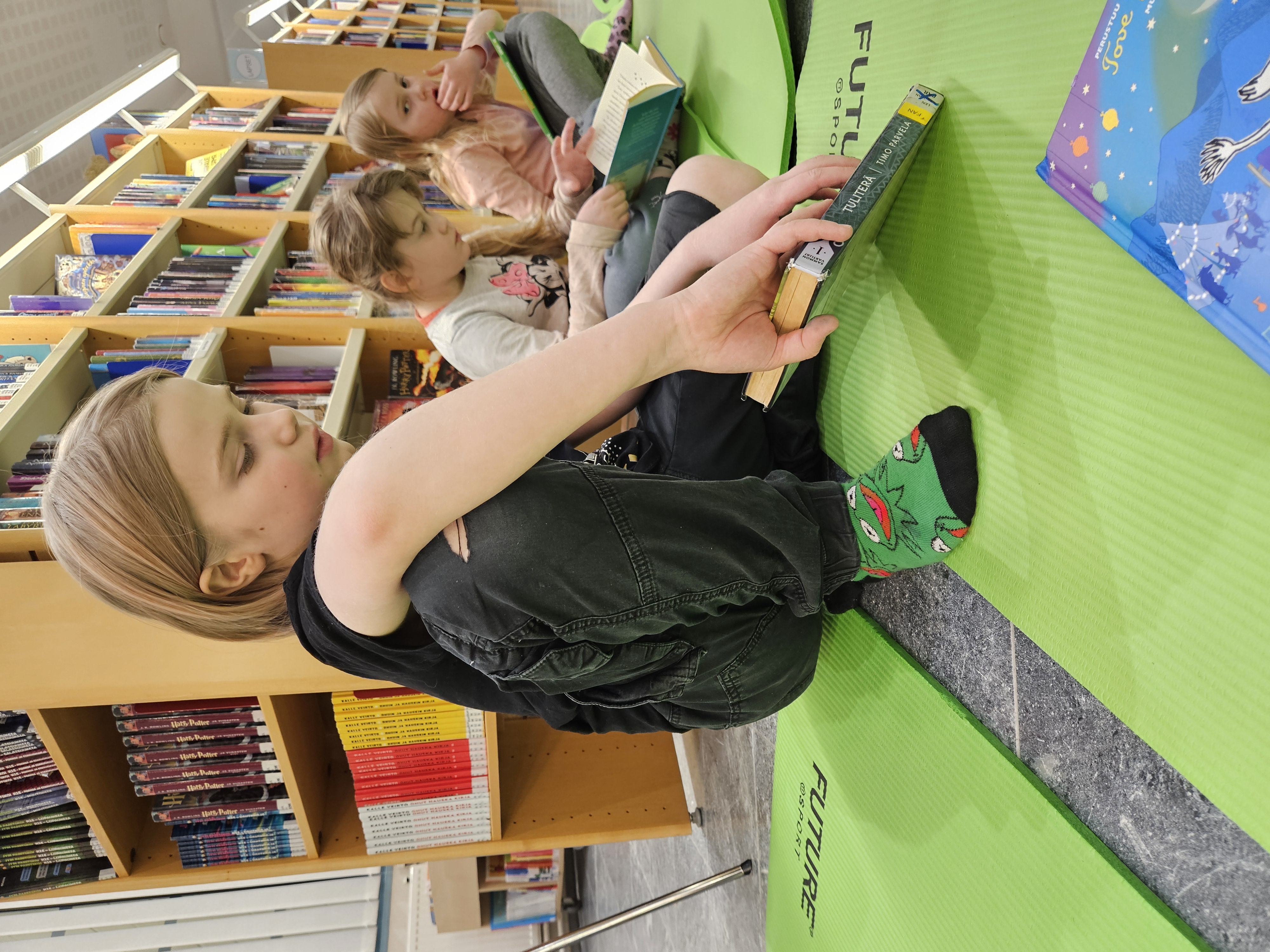 Nuku yö kirjastossa 9-vuotias Väinö Virrantalo Joensuusta esittelee lempikirjaansa Tuliterä. Kuva: Jemina Mäkipuro