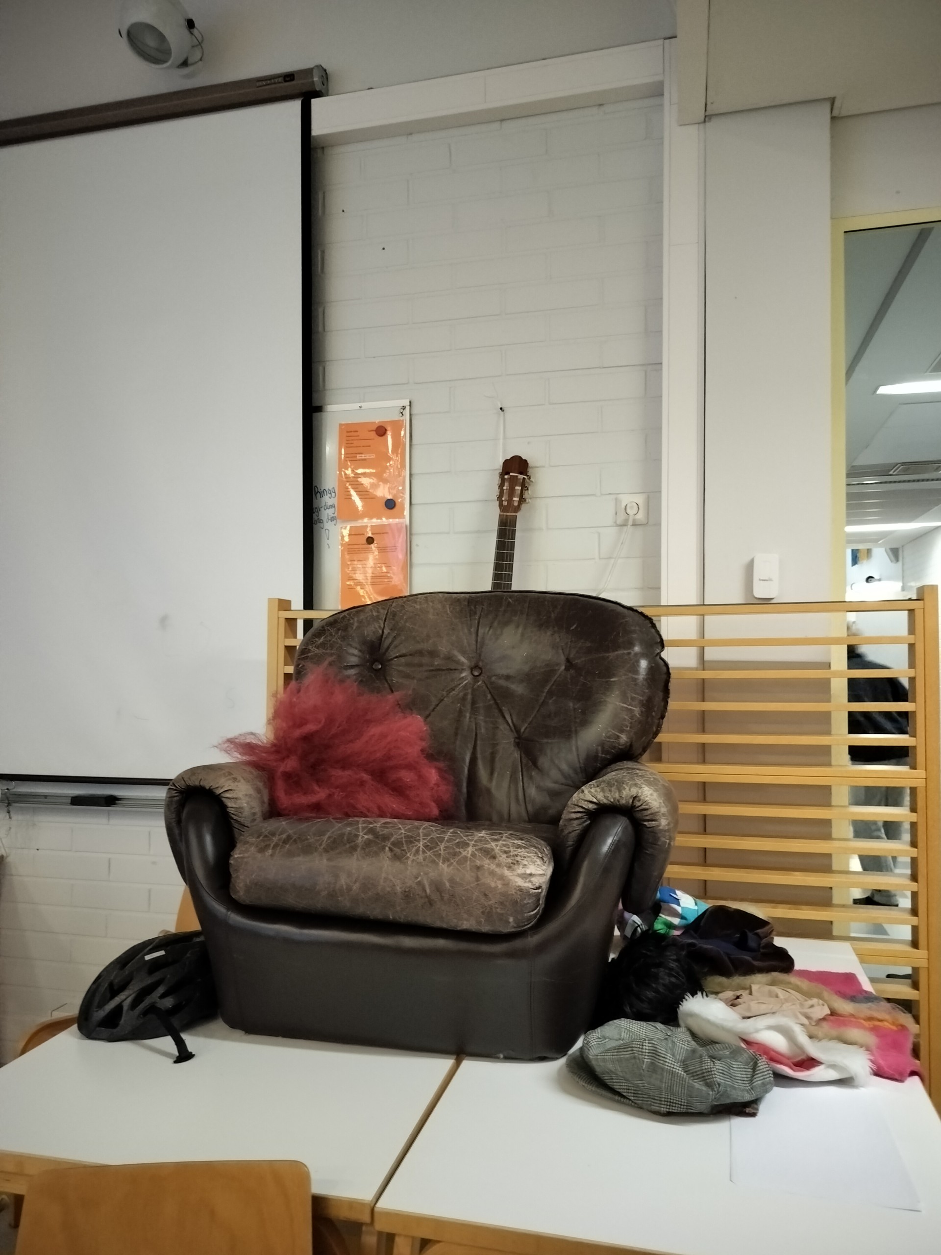 Lukion nojatuoli jäi yksin tyhjilleen, kun abit oli saateltu runojen ja tervehdysten kera lukulomalleen. 