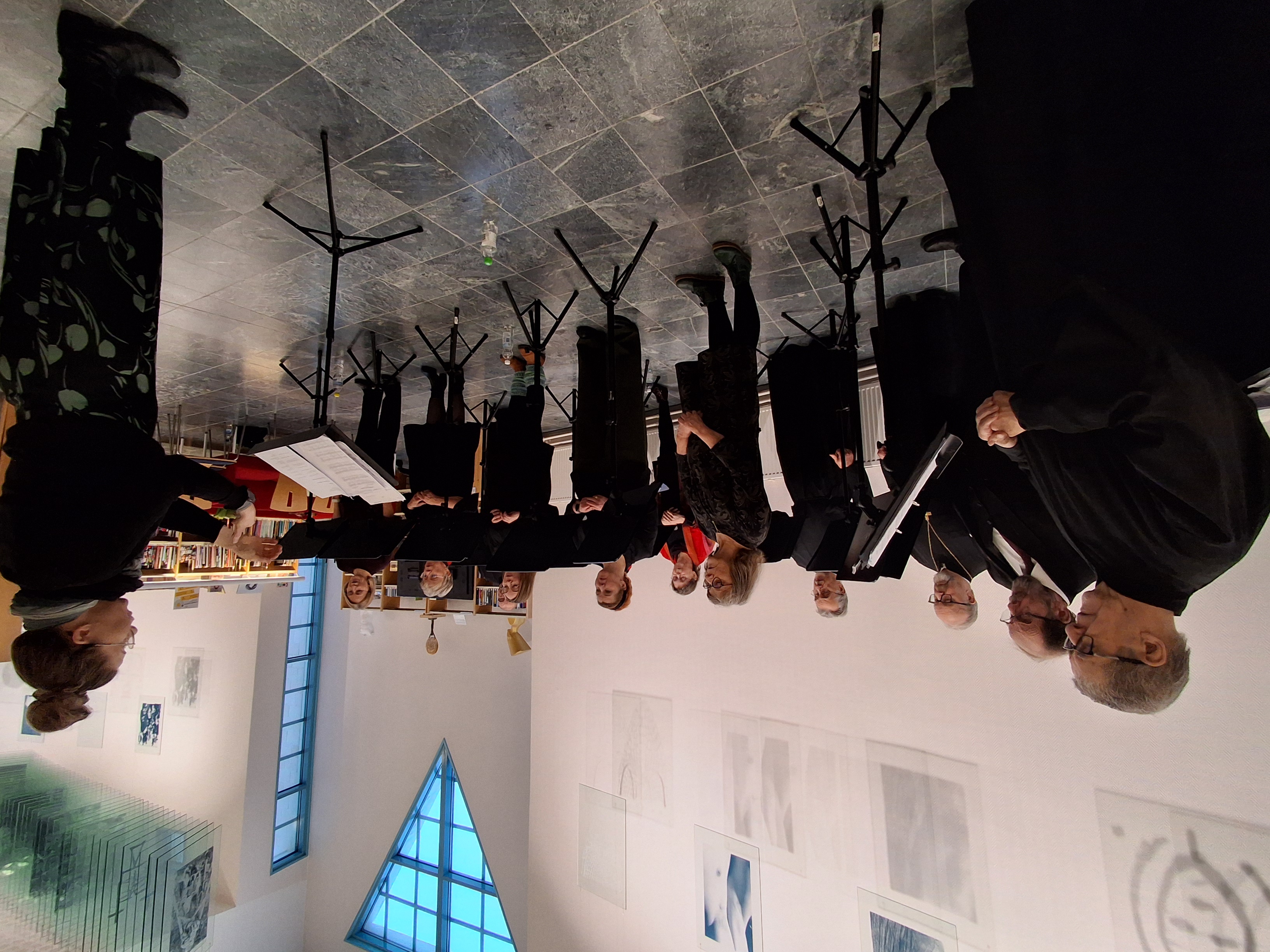 Kirjastossa nautittiin sunnuntaina ortodoksilaulujen sävelistä. Kuoroa johti kappeliseurakunnan kanttori Tiina Sormunen.  