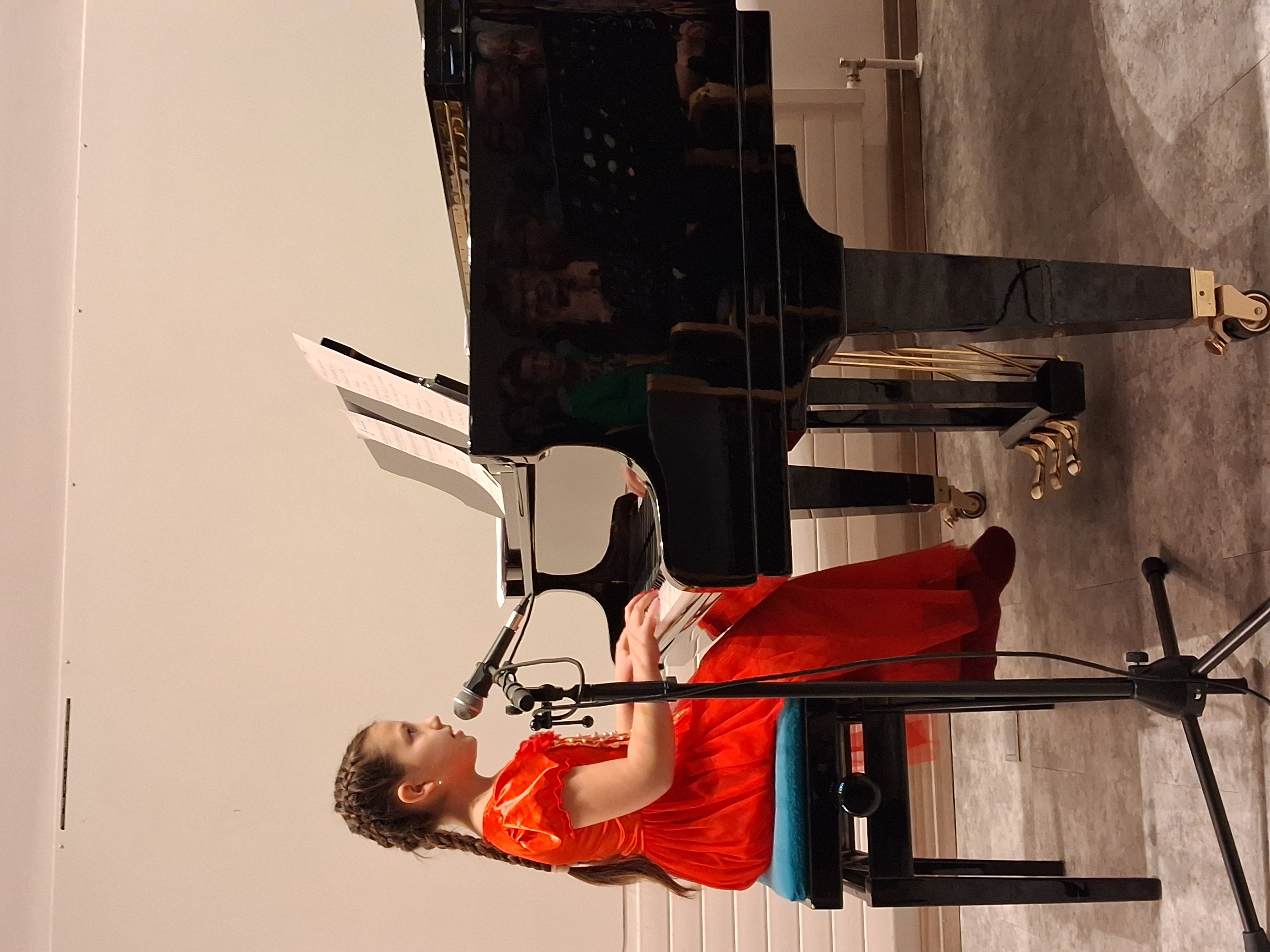 Konsertin nuorin esiintyjä Sylvi Rautiainen suoriutui omasta osuudestaan hienosti.