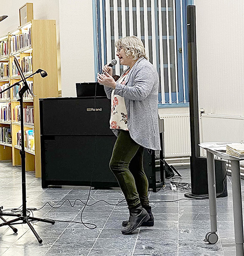 Sirpa Juntunen viihdytti yleisöä konsertissa kauniilla lauluäänellään.